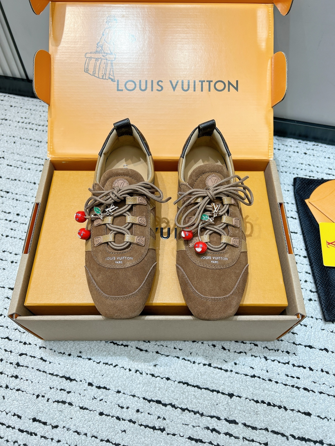 NO:782085,(Men's size, cherry buckle decoration) G530 Louis Vuitton Louis Vuitton 26ss early spring new ballet sneakers, moral training shoes, casual sneakers. This LV Sneakerina ballet style sneakers are made of silky suede cow leather to create smooth lines, with the light structure of ballet shoes and the comfortable texture of sneakers. The LV logo on the side and the Monogram canvas back strap are rich in details, Sacchetto craftsmanship and TPU  The outsole is upgraded for a soft wearing experience. The fabric is made of original imported first-layer cowhide/cow suede. The inner foot pad is breathable mesh. The sole is original customized injection molded TPU rubber outsole. Size35-44 (women's size 40, men's size 45 is customized and non-returnable), casual shoes/sports shoes, louis vuitton, louis vuitton, louis vuitton, sneakers, cowhide19860909（男码,樱桃扣饰）G530  Louis Vuitton 路易威登 26ss早春新款 芭蕾运动鞋 德训鞋 休闲 球鞋 这款LV Sneakerina 芭蕾风运动鞋以丝滑绒面牛皮革塑造流畅线条,兼具芭蕾舞鞋的轻盈构型和运动鞋的舒适质感.侧面 LV 标识和 Monogram 帆布后袢带丰富细节,Sacchetto 工艺和 TPU 外底升级轻柔穿着体验 面料采用原版进口头层牛皮/牛反绒 内里垫脚透气网 鞋底原版定制注塑TPU橡胶大底 Size35-44（女码40,男码45定做不退换）,休闲鞋/运动鞋,louis vuitton,louis vuitton,louis vuitton,sneakers,cowhide,Women's Shoes