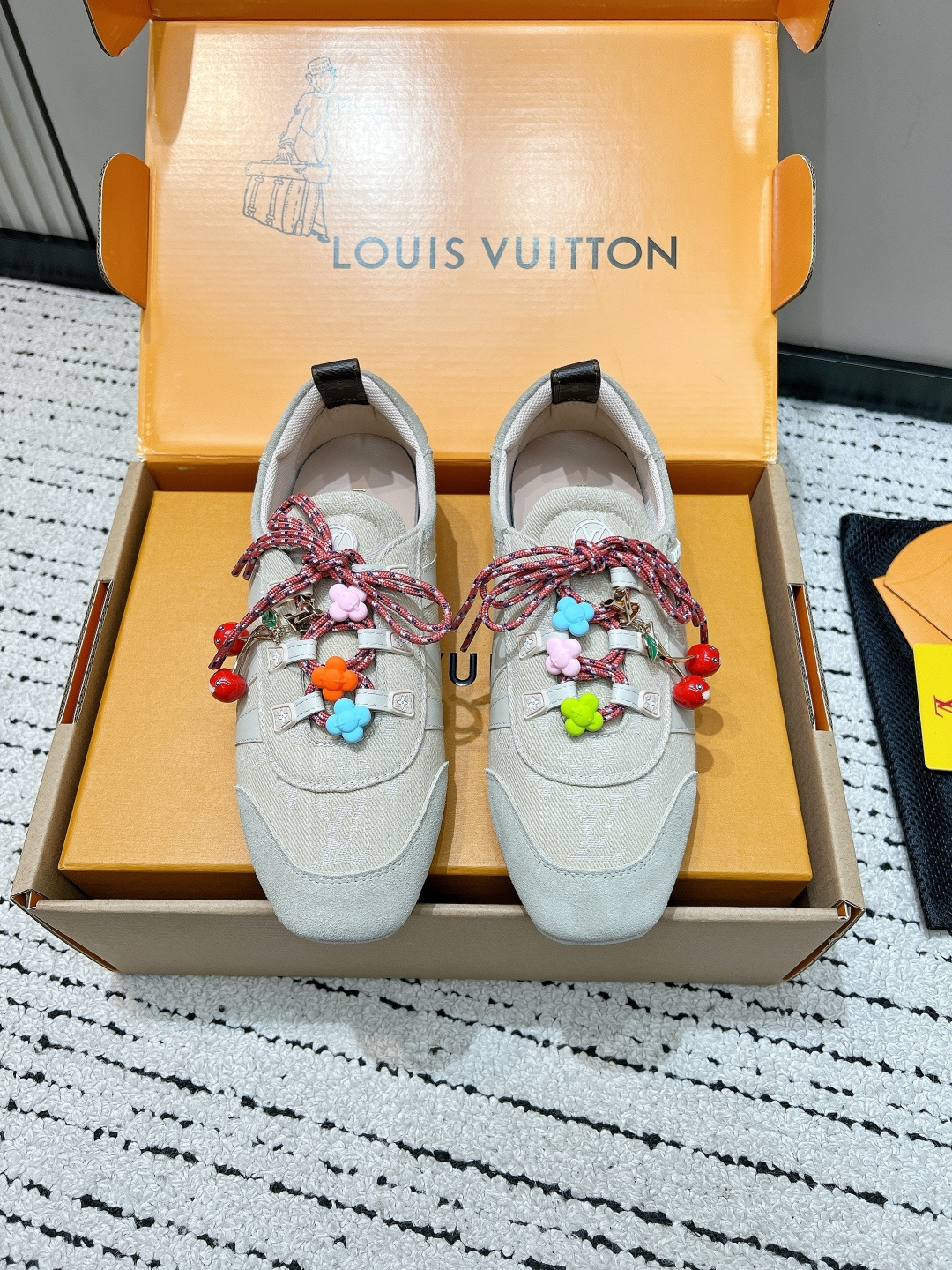 NO:782093,Buckle (men's size, cherry buckle decoration) G530 Louis Vuitton Louis Vuitton 26ss early spring new ballet sneakers, moral training shoes, casual sneakers. This LV Sneakerina ballet-style sneakers are made of silky suede cow leather to create smooth lines, with the light structure of ballet shoes and the comfortable texture of sneakers. The LV logo on the side and the Monogram canvas back strap are rich in details, Sacchetto craftsmanship and TPU  The outsole is upgraded for a soft wearing experience. The fabric is made of original imported first-layer cowhide/cow suede. The inner foot pad is breathable mesh. The sole is original customized injection molded TPU rubber outsole. Size35-44 (women's size 40, men's size 45 is customized and non-returnable), casual shoes/sports shoes, louis vuitton, louis vuitton, louis vuitton, sneakers, cowhide19860909带扣（男码,樱桃扣饰）G530  Louis Vuitton 路易威登 26ss早春新款 芭蕾运动鞋 德训鞋 休闲 球鞋 这款LV Sneakerina 芭蕾风运动鞋以丝滑绒面牛皮革塑造流畅线条,兼具芭蕾舞鞋的轻盈构型和运动鞋的舒适质感.侧面 LV 标识和 Monogram 帆布后袢带丰富细节,Sacchetto 工艺和 TPU 外底升级轻柔穿着体验 面料采用原版进口头层牛皮/牛反绒 内里垫脚透气网 鞋底原版定制注塑TPU橡胶大底 Size35-44（女码40,男码45定做不退换）,休闲鞋/运动鞋,louis vuitton,louis vuitton,louis vuitton,sneakers,cowhide,Women's Shoes