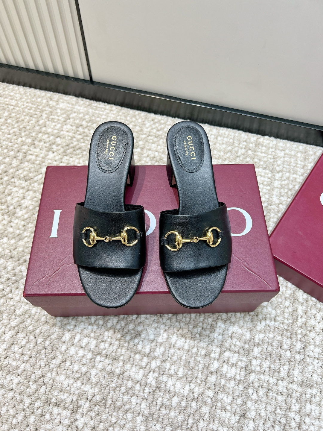 NO:930277,Gucci Gucci 26ss Spring and Summer New Style Double G Horsebit Thick Heel Fish Mouth Slippers As an outstanding representative of Gucci's design heritage, the Jordaan series horsebit loafers vividly highlight the classic and elegant style. This shoe is made of the brand's iconic monogram canvas, making it a timeless classic. The material of this shoe is soft, and the silhouette is exquisite and smooth, highlighting daily elegance. The upper is made of original imported sheepskin/original fabric, and the lining is made of lambskin.  Original custom-made Italian leather outsole Size35-39 (40.41.42 custom-made, non-refundable), slippers, gucci, loafers, slippers, sheepskin, Leather soles19860909Gucci 古奇 26ss春夏新款 双G马衔扣 粗跟 鱼嘴 拖鞋 作为Gucci设计传承的杰出代表,Jordaan系列饰马衔扣乐福鞋生动彰显经典优雅格调.这款鞋履采用品牌标志性字母图案帆布,成就隽永经典.这款鞋履材质柔软,廓形精致流畅,彰显日常优雅风范 鞋面采用原版进口羊皮/原版布 内里垫脚小羊皮 鞋底原版定制意大利真皮大底 Size35-39（40.41.42定做不退换）,拖鞋,gucci,loafers,slippers,sheepskin,Leather soles,Women's Shoes