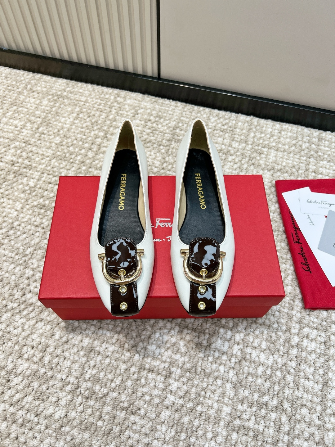 NO:818374,G904 Ferragamo 26ss new spring and summer flat-soled, round-toe shoes. An elegant commuting essential, this pair of Ferragamo is too beautiful to take your eyes off!  The creamy white upper is really gentle, with a cool and high-end temperament. The contrasting black patent leather buckle + the super textured gold horseshoe buckle, it is full of details~ The square toe design modifies the foot shape, and the thick heel is stable and not tired, so there is no pressure for commuting and shopping. Whether it is paired with exquisite shorts or smart suits, it can instantly enhance the sophistication of the outfit. This pair is really an atmospheric artifact for spring and summer wear, gentle and grand, whoever wears it will be the heroine!  The upper is made of original imported cowhide/cow suede, the lining is sheepskin, the outsole is original custom-made Italian leather outsole Size35-39 (customized for 40, non-returnable), single shoes, ferragamo, ferragamo, business suit, cowhide, sheepskin, Leather soles19860909G904 Ferragamo 菲拉格慕 26ss春夏新款 平底 圆头 单鞋 优雅气质的通勤必备被这双菲拉格慕美到移不开眼！奶油白的鞋面真的太温柔了,自带清冷高级的气质. 撞色的黑色漆皮扣+超有质感的金色马蹄扣,细节感直接拉满~方头的设计修饰脚型,粗跟稳稳的不累脚,通勤逛街都毫无压力. 无论是搭配精致的小,还是干练的西装,都能瞬间提升穿搭的精致度.这双真的是春夏穿搭的氛围感神器,温柔又大气,谁穿谁是大女主！ 鞋面采用原版进口牛皮/牛反绒 内里垫脚羊皮 大底原版定制意大利真皮大底 Size35-39（40定做不退换）,单鞋,ferragamo,ferragamo,business suit,cowhide,sheepskin,Leather soles,Women's Shoes