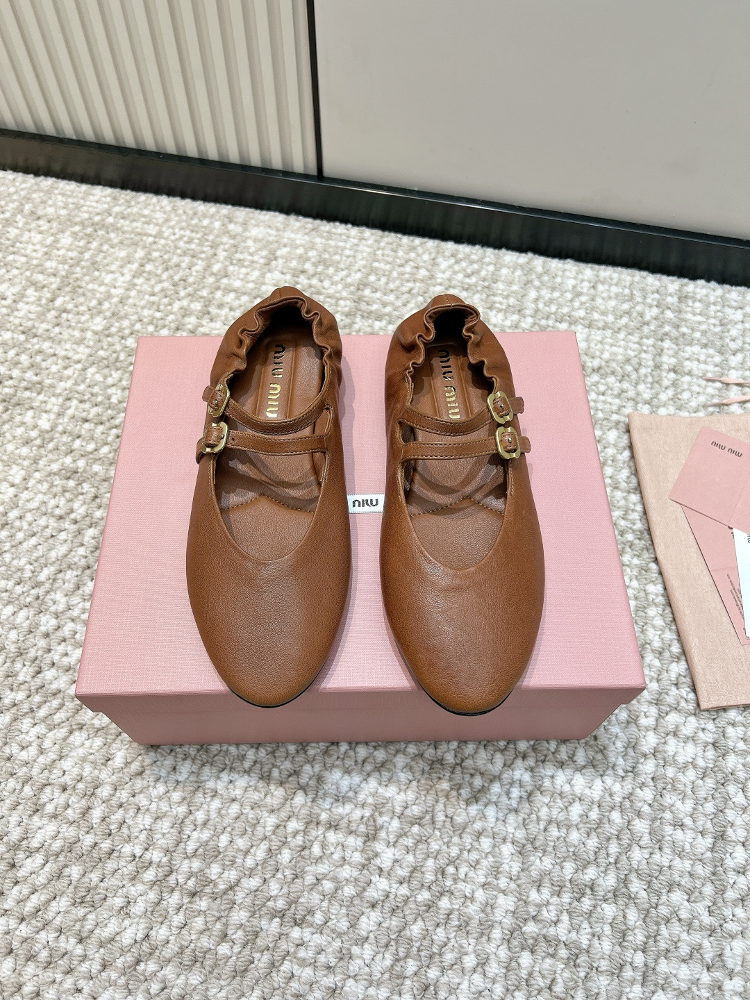 NO:818361,G069 Chanel Xiaoxiang 26ss new spring and summer double buckle ballet shoes, classic retro round-toe shoe shape, round and full, not picky about the foot shape, comes with a gentle age-reducing filter; the most unique thing about the shoe body is the double metal buckle design!  The one-word strap + small square buckle are full of sophistication, which is not only responsible for the appearance, but also a careful way to adjust the elasticity. It perfectly accommodates high insteps, and you no longer have to worry about shoes squeezing your feet; the exquisite pleat design of the shoe mouth shows a sense of high-end in every detail, and it will create a sense of atmosphere for a delicate girl when you take a photo; the color matching is the best, classic black is versatile and slimming, and caramel brown is retro and noble. Both colors are aesthetically pleasing, making it easy to control various styles!  The upper is made of original imported cowhide, the lining is sheepskin, the outsole is original customized Italian leather outsole, size 35-39 (customized for 40, non-returnable), single shoes, chanel, cowhide, sheepskin, Leather soles19860909G069 Chanel 小香 26ss春夏新款 双扣 芭蕾舞鞋 单鞋 经典复古圆头鞋型,圆润饱满不挑脚型,自带温柔减龄滤镜；鞋身最绝的就是双金属扣设计！一字带+小方扣精致感拉满,不仅是颜值担当,更是调节松紧的小心机,完美包容高脚背,再也不用担心鞋子挤脚；鞋口精致褶皱设计,细节处尽显高级感,随手一拍都是精致女孩的氛围感大片； 配色更是绝绝子,经典黑百搭显瘦,焦糖棕复古贵气,两色都长在审美上,轻松驾驭各种风格！ 鞋面采用原版进口牛皮 内里垫脚羊皮 大底原版定制意大利真皮大底 size35-39（40定制不退换）,单鞋,chanel,cowhide,sheepskin,Leather soles,Women's Shoes