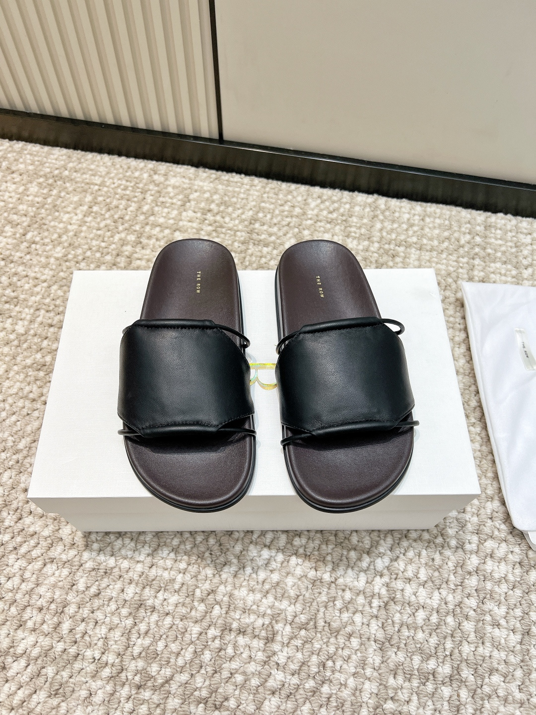 NO:818329,G123 The row niche trendy brand 26ss spring and summer new flat slippers combine timeless chic design and high-quality fabrics, so The Row brand is very popular among young Americans. Now their high-end line has been extended to various other fashion items. Regarding TheRow’s design concept, Ashley Olsen explained the  Row is not inferior in any aspect. Perfectly wear TheRow's high-quality and easy-to-wear items or items, you can immediately show your fashionable and modern style, showing the most beautiful side of a woman. The material is made of original imported sheep surface, the inner padding sheepskin outsole, the original custom-made non-slip rubber outsole, Size 35-39 (40. Customization is non-refundable), slippers, slippers, sheepskin19860909G123 The row 小众潮牌 26ss春夏新款 平底 拖鞋 融合了不会过时的别致设计与优质面料,因此The Row品牌颇受美国年轻人的欢迎.如今他们的高端线已延伸至各类其他时尚单品.有关 TheRow的设计理念,AshleyOlsen如是解释The Row任何方面都不逊色完美穿上TheRow兼具优质与易穿性的单品或,立显时尚现代风情,尽展女人最美一面. 材质采用原版进口羊面 内里垫脚羊皮 大底原版定制防滑橡胶大底 Size 35-39（40.定制不退换）,拖鞋,slippers,sheepskin,Women's Shoes