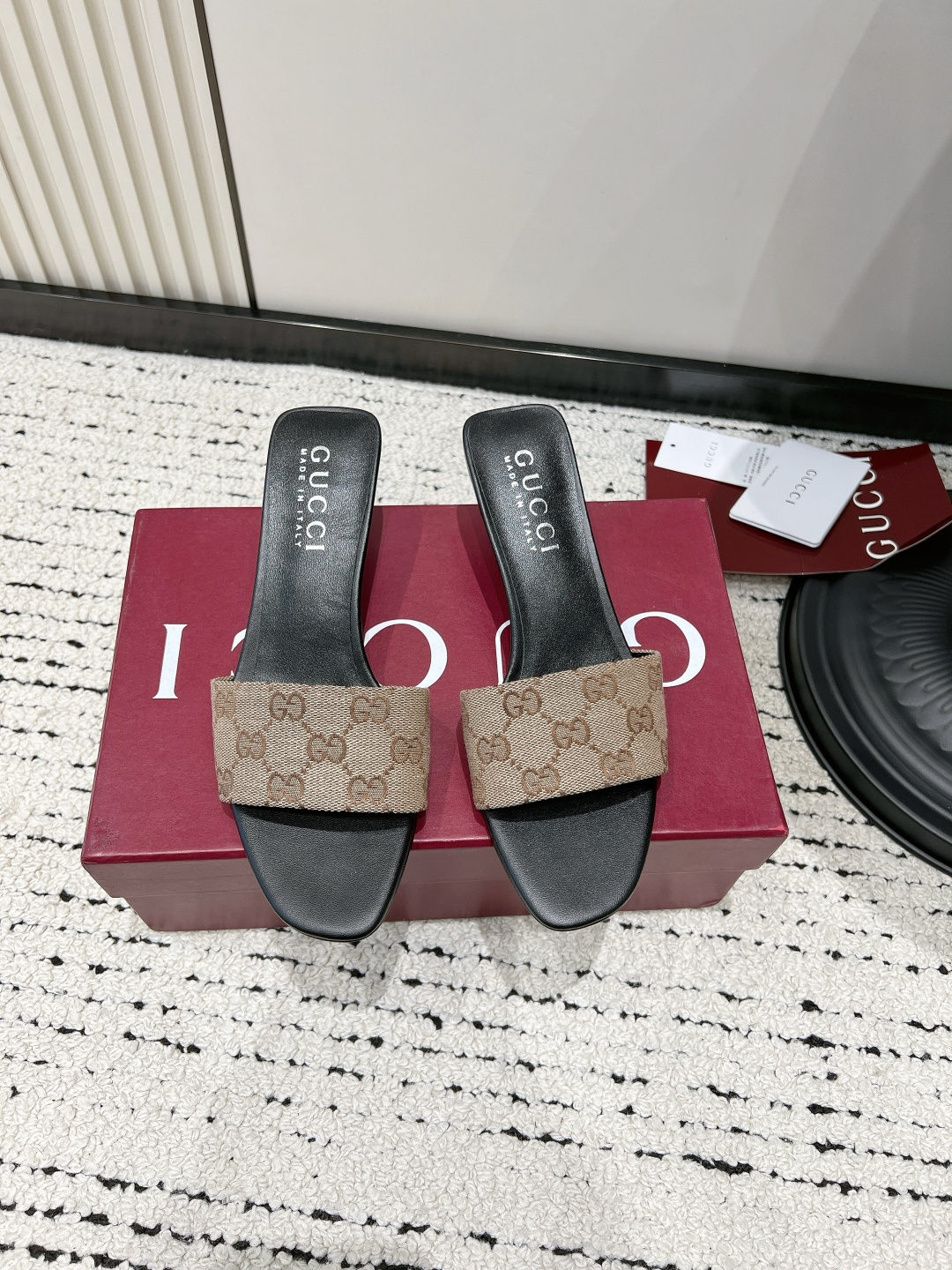 NO:818311,G908 Gucci/Gucci classic GG embroidered towel slippers, color-blocked square toe flat slippers, help!  This pair of Gucci towel slippers is simply good news for lazy people!  The material of the towel surface is soft and fufu, which is very comfortable on the feet. It does not rub the feet at all, so you can walk around all day without any stress!  The black and white color scheme is simple and versatile. It is instantly recognizable and can be put on when you go out. Lazy people will be ecstatic!  Whether it's casual style or hot girl style, it can be perfectly adapted to any outfit. It has a sense of high-end and will make you turn heads when you go out in summer!  Lazy sisters, hurry up, this pair is really more and more fragrant!  ■Heel height 5.5cm ■size 35-42 (40-42 customized, non-refundable), high heels and slippers, gucci, gucci, high heels, slippers19860909G908 Gucci/古驰经典GG刺绣毛巾拖鞋 拼色方头平底一字凉拖 救命！这双古驰毛巾拖鞋简直是懒人党的福音！ 毛巾面的材质软fufu的,上脚巨舒服,完全不磨脚,暴走一天都毫无压力！ 黑白配色简约又百搭,自带辨识度,出门套上就能走,懒人狂喜！ 不管是搭休闲风还是辣妹风,都能完美适配,随便一套都自带高级感,夏日出街回头率直接拉满！ 懒人姐妹快冲,这双真的越穿越香！ ■跟高5.5cm ■size35-42（40-42定做不退换）,高跟鞋拖鞋,gucci,gucci,high heels,slippers,Women's Shoes