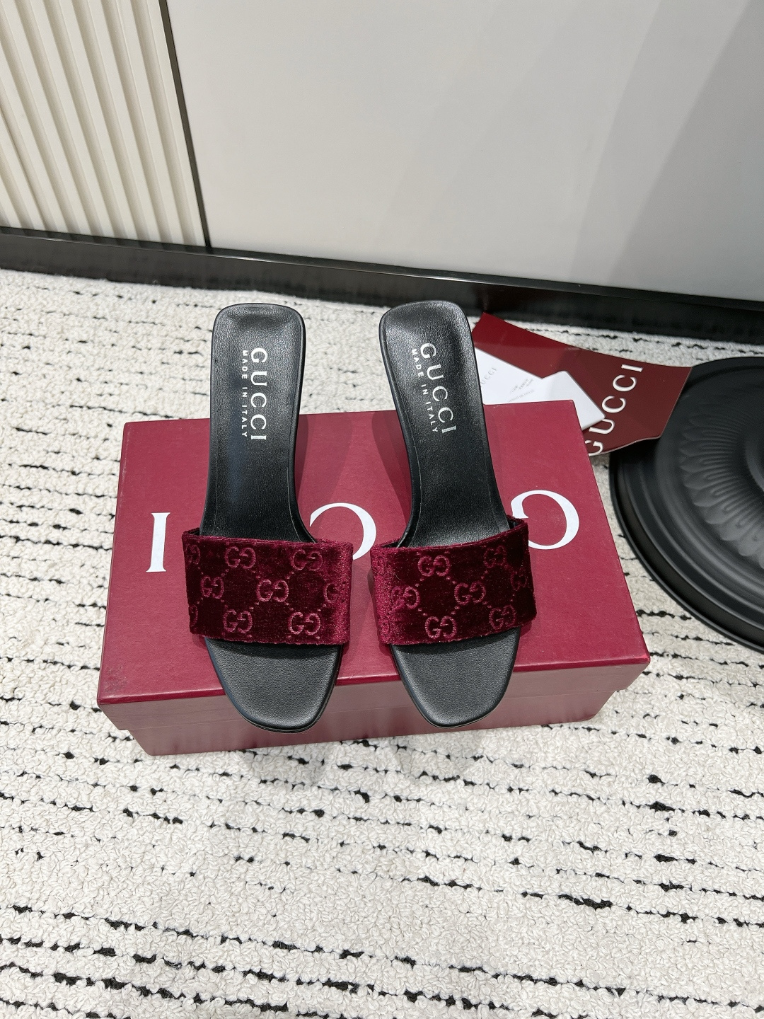 NO:818321,G908 Gucci/Gucci classic GG embroidered towel slippers, color-blocked square toe flat slippers, help!  This pair of Gucci towel slippers is simply good news for lazy people!  The material of the towel surface is soft and fufu, which is very comfortable on the feet. It does not rub the feet at all, so you can walk around all day without any stress!  The black and white color scheme is simple and versatile. It is instantly recognizable and can be put on when you go out. Lazy people will be ecstatic!  Whether it's casual style or hot girl style, it can be perfectly adapted to any outfit. It has a sense of high-end and will make you turn heads when you go out in summer!  Lazy sisters, hurry up, this pair is really more and more fragrant!  ■Heel height 8.5cm ■size 35-42 (40-42 customized, non-refundable), high heels and slippers, gucci, gucci, high heels, slippers19860909G908 Gucci/古驰经典GG刺绣毛巾拖鞋 拼色方头平底一字凉拖 救命！这双古驰毛巾拖鞋简直是懒人党的福音！ 毛巾面的材质软fufu的,上脚巨舒服,完全不磨脚,暴走一天都毫无压力！ 黑白配色简约又百搭,自带辨识度,出门套上就能走,懒人狂喜！ 不管是搭休闲风还是辣妹风,都能完美适配,随便一套都自带高级感,夏日出街回头率直接拉满！ 懒人姐妹快冲,这双真的越穿越香！ ■跟高8.5cm ■size35-42（40-42定做不退换）,高跟鞋拖鞋,gucci,gucci,high heels,slippers,Women's Shoes