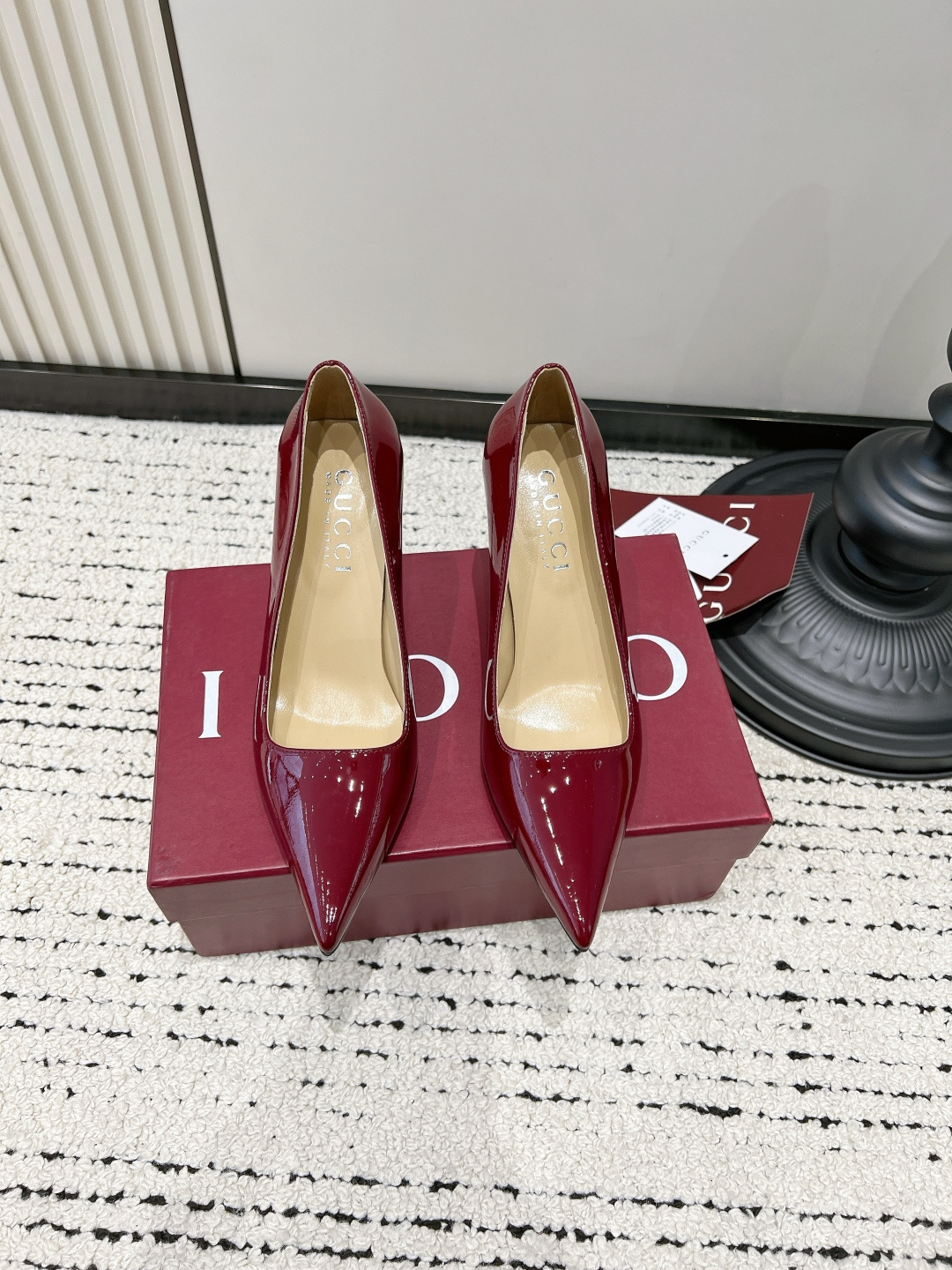 NO:818302,G908 Gucc*/Gucci glossy patent leather pointed-toe high-heeled shoes, stiletto commuter shoes, workplace pumps. My favorite pair of high-heeled shoes of the year must be this pair of Gucci patent leather pointed-toe models!  The classic black patent leather is versatile and stain-resistant, and is not afraid of going out of style at all. It will match any outfit without going out of style. The pointed stiletto heel design is super flattering to the leg shape, and the soft lining is super comfortable to wear. It can be easily controlled even if the feet are wide and fat. Whether it is daily commuting or important occasions, it is super suitable with suit pants, dresses, and wide-leg pants, and it is very practical!  ■size35-42 (40-42 customized, non-refundable), high heels, gucci, gucci, high heels, skirts, business suit19860909G908 Gucc*/古驰亮面漆皮尖头高跟鞋 细跟通勤鞋 职场浅口单鞋 年度最爱的一双高跟鞋,必须是这双古驰漆皮尖头款！ 经典的黑色漆皮,百搭又耐脏,完全不怕过时,搭配任何衣服都不踩雷. 尖头细跟的设计超修饰腿型,软乎乎的内里穿起来超舒服,脚宽脚胖也能轻松驾驭. 不管是日常通勤还是重要场合,搭配西装裤、连衣裙、阔腿裤都超合适,实用性直接拉满！ ■size35-42（40-42定做不退换）,高跟鞋单鞋,gucci,gucci,high heels,skirts,business suit,Women's Shoes