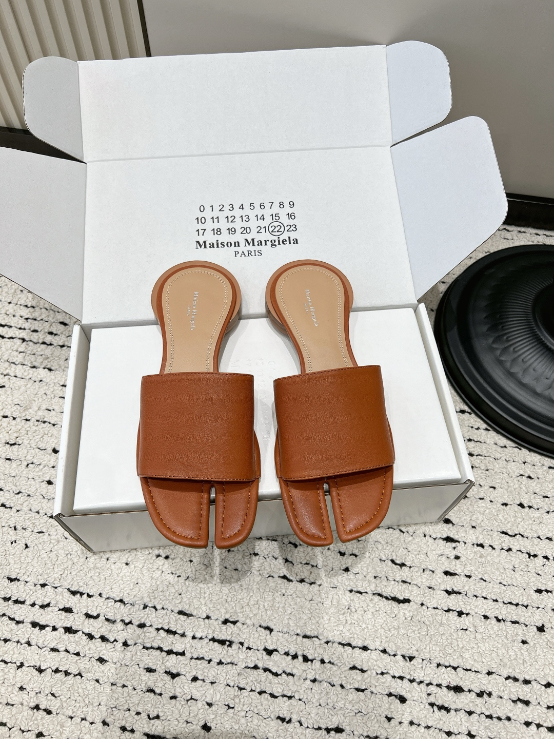 NO:818373,G279 Maison Margiela Tabi split-toe slippers, glossy cowhide flip-flops, flat sandals for women. I finally bought this pair of Margiela Tabi split-toe slippers, and my feet instantly felt avant-garde!  The texture of glossy white cowhide and the iconic split-toe design are simple and recognizable, and the more you look at them, the more interesting they become. The one-line strap design and soft soles are extremely comfortable for your feet. You can just put them on when going out in summer, and lazy people will be ecstatic!  It is perfect for pairing with jeans, wide-leg pants, and short skirts. It has a cool and high-end atmosphere, and it will make you turn heads when you go out on the street!  For those of you who like niche designs, this pair will really impress you with your eyes closed!  ■Sheepskin for uppers ■Sheepskin for feet ■Genuine leather for outsole ■size35-42 (40-41-42 is custom-made and non-returnable), split-toe slippers, masion margiela, slippers, skirts, jeans, cowhide, sheepskin19860909G279 Maison Margiela马吉拉Tabi分趾拖鞋 亮面牛皮一字拖 外穿平底凉拖女款 终于入了这双马吉拉Tabi分趾凉拖,上脚瞬间被先锋感拿捏！ 亮面白牛皮的质感,搭配标志性的分趾设计,简约又充满辨识度,越看越有味道. 一字带的设计加上软乎乎的鞋底,上脚巨舒服,夏天出门套上就走,懒人狂喜！ 搭配牛仔裤、阔腿裤、短裙都超合适,自带清冷又高级的氛围感,出街回头率直接拉满！ 喜欢小众设计感的宝子们,这双真的闭眼冲！ ■鞋面羊皮 ■垫脚羊皮 ■大底真皮 ■size35-42（40-41-42定做不退换）,分趾鞋拖鞋,masion margiela,slippers,skirts,jeans,cowhide,sheepskin,Women's Shoes