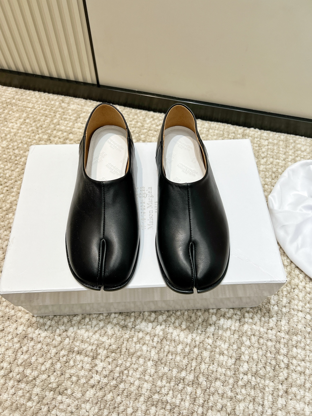 NO:818364,G295 Maison Margiela tabi split-toe derby shoes, leather glossy thick-soled lace-up casual leather shoes, help!  Who hasn't been pinched by this pair of pig's trotters shoes!  The shiny black patent leather texture and the iconic split-toe design are cool and individual, and you can put your foot on it to show your full aura!  The 3cm thick sole can not only quietly increase your height, but also make walking very stable, and even small people can easily control it. The lace-up design and soft leather surface do not squeeze or rub your feet at all, so you will not feel tired after walking all day!  It goes great with overalls, wide-leg pants, and straight-leg jeans. Any outfit will bring a sense of luxury and keep you coming back!  Split-toe shoes really get better and better the more you look at them, sweet and cool girls, hurry up!  ■size35-46 (45-46 customized, non-refundable, 47-48 customized separately), split-toe shoes, masion margiela, jeans, cowhide19860909G295 Maison Margiela马吉拉tabi分趾德比鞋 牛皮亮面厚底系带休闲皮鞋 救命！谁还没被这双猪蹄鞋拿捏住！ 黑亮的漆皮质感,搭配标志性的分趾设计,又酷又个性,上脚直接气场全开！ 3cm厚底不仅能悄悄增高,走路还巨稳,小个子也能轻松驾驭. 系带的设计加上软乎乎的皮面,上脚完全不挤脚不磨脚,暴走一天都不累！ 搭配工装裤、阔腿裤、直筒牛仔裤都超绝,随便一套都自带高级感,回头率直接拉满！ 分趾鞋真的越看越香,甜酷女孩快冲！ ■size35-46（45-46定制不退换47-48定做另）,分趾鞋,masion margiela,jeans,cowhide,Women's Shoes