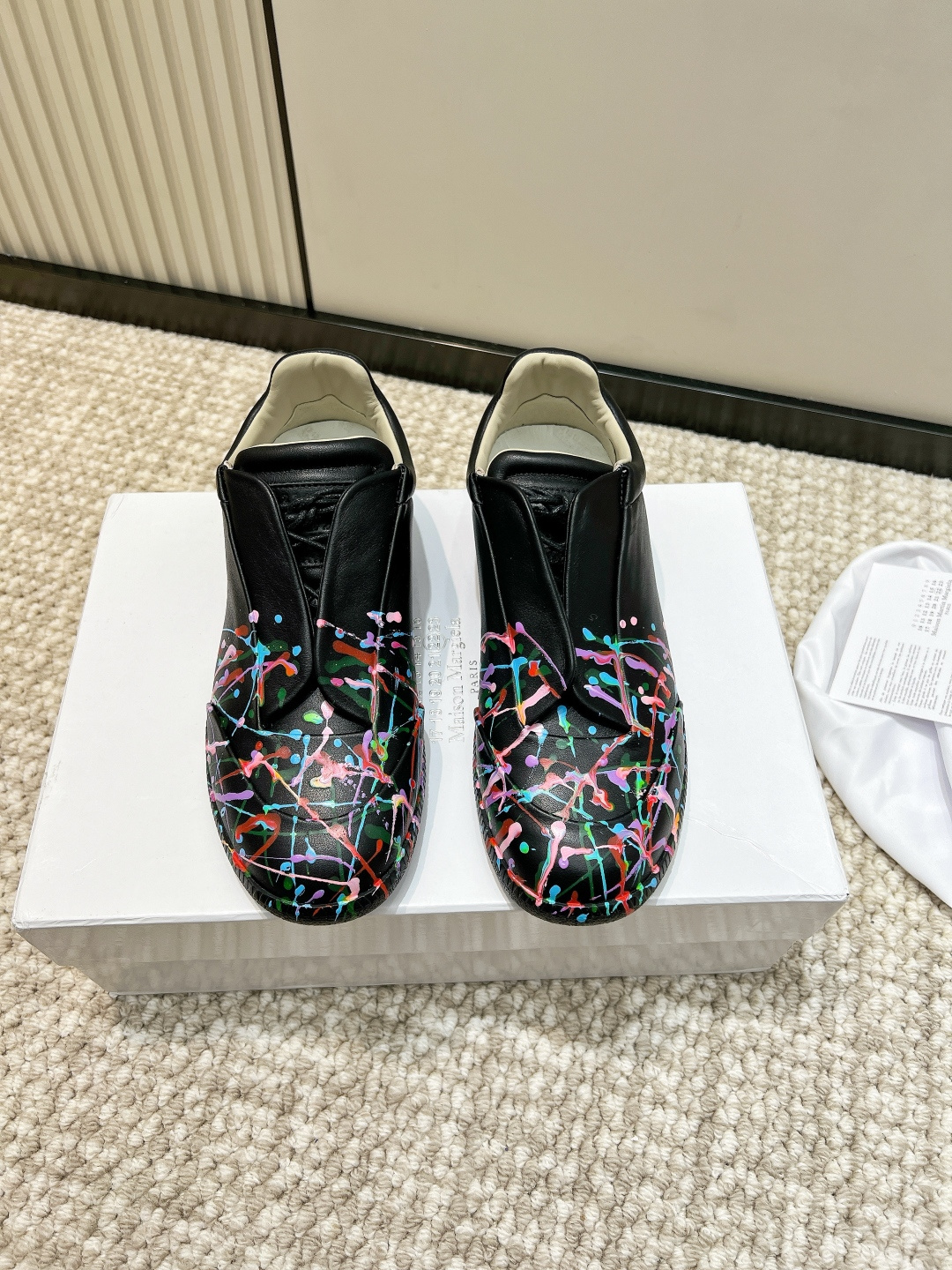 NO:818342,G295 Maison Margiela Margiela splash-ink graffiti white shoes, low-cut lace-up casual sneakers for men and women, colorful splash-ink sneakers, who knows!  This pair of Margiela splash-ink white shoes directly brings out the artistic sense!  The creamy white shoe body, paired with casual colorful splashes of ink graffiti, is like a palette knocked over on the upper. Each pair is unique~ Lazy design without laces, super easy to put on and take off, soft leather material, so comfortable that you don’t want to take them off!  It looks great when paired with jeans, overalls, and wide-leg pants. It has a sense of avant-garde art and will make you turn heads when you go out on the street!  For those who like niche designs, this pair can really be worn with your eyes closed!  ■size35-46 (45-46 customized, non-refundable, 47-50 customized), casual shoes/sports shoes, masion margiela, sneakers, jeans19860909G295 Maison Margiela马吉拉泼墨涂鸦小白鞋 低帮系带休闲板鞋男女款彩色泼墨运动鞋 谁懂啊！这双马吉拉泼墨小白鞋直接把艺术感拉满了！ 奶fufu的白色鞋身,搭配随性的彩色泼墨涂鸦,就像把调色盘打翻在了鞋面上,每一双都是独一无二的存在~ 无鞋带的懒人设计,穿脱超方便,软乎乎的真皮材质,上脚舒服到不想脱下来！ 搭配牛仔裤、工装裤、阔腿裤都超有味道,自带先锋艺术感,出街回头率直接爆表！ 喜欢小众设计感的宝子们,这双真的可以闭眼冲！ ■size35-46（45-46定做不退换47-50定做）,休闲鞋/运动鞋,masion margiela,sneakers,jeans,Women's Shoes