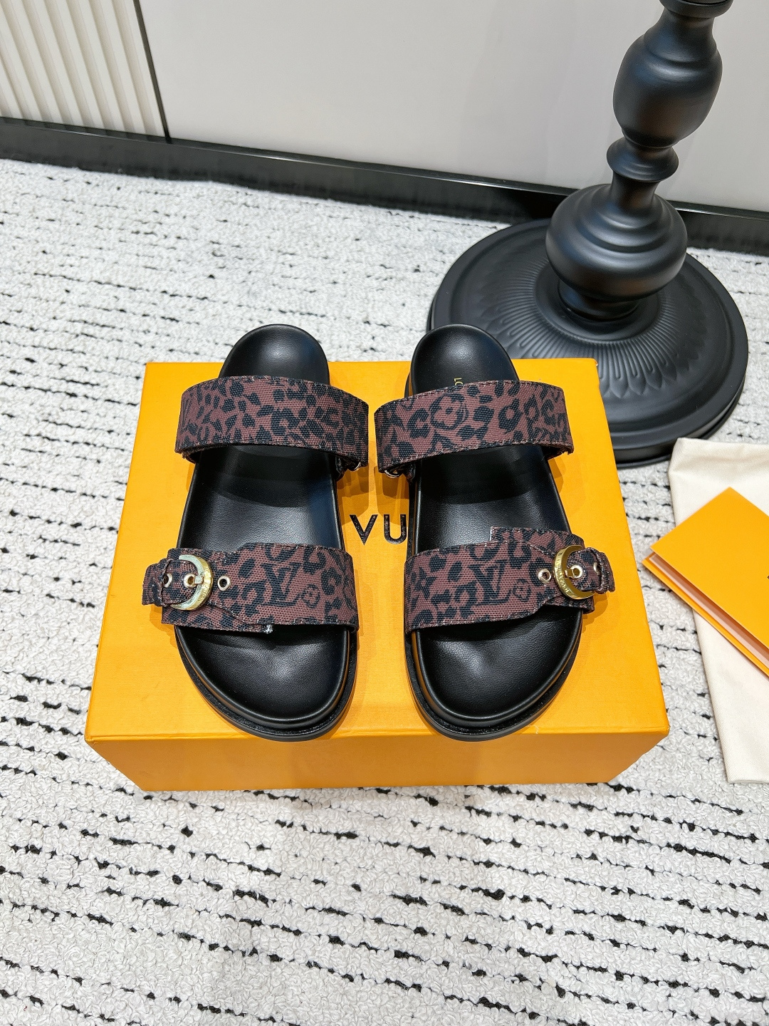 NO:816233,G571 LV style flip flops 2026 new summer outer wear double buckle flat sandals versatile vacation beach shoes Who knows!  This pair of pink and white presbyopia slippers directly hits the girl's heart!  The LV-style pink and white leopard print is too gentle!  It comes with a summer sweet girl filter, which instantly makes your feet full of energy~ The double buckle design makes it easy to adjust the tightness, and the soft flat bottom makes you feel like clouds when you step on it, so you won’t feel your feet tingling all afternoon. It’s perfect for daily outings, beach vacations, and taking photos by the pool. It has a French vibe when paired with jeans and miniskirts. It’s the perfect summer shoe for lazy people!  ■size35-40 (40 is custom-made and cannot be returned or exchanged), slippers and sandals, louis vuitton, sandals, slippers, skirts, jeans19860909G571 LV风一字拖 2026新款夏季外穿双带扣平底凉拖 百搭度假沙滩鞋 谁懂啊！这双粉白老花拖鞋直接戳中少女心！ LV风的粉白豹纹老花也太温柔了吧！自带夏日甜妹滤镜,上脚瞬间元气满满~ 双带扣设计,调节松紧超方便,软乎乎的平底,踩上去像云朵一样,出门逛一下午都不硌脚. 日常出街、海边度假、泳池边拍照都超合适,搭配牛仔裤、小裙子都自带法式氛围感,懒人夏天的本命鞋就是它！ ■size35-40（40定做不退换）,拖鞋凉鞋,louis vuitton,sandals,slippers,skirts,jeans,Women's Shoes