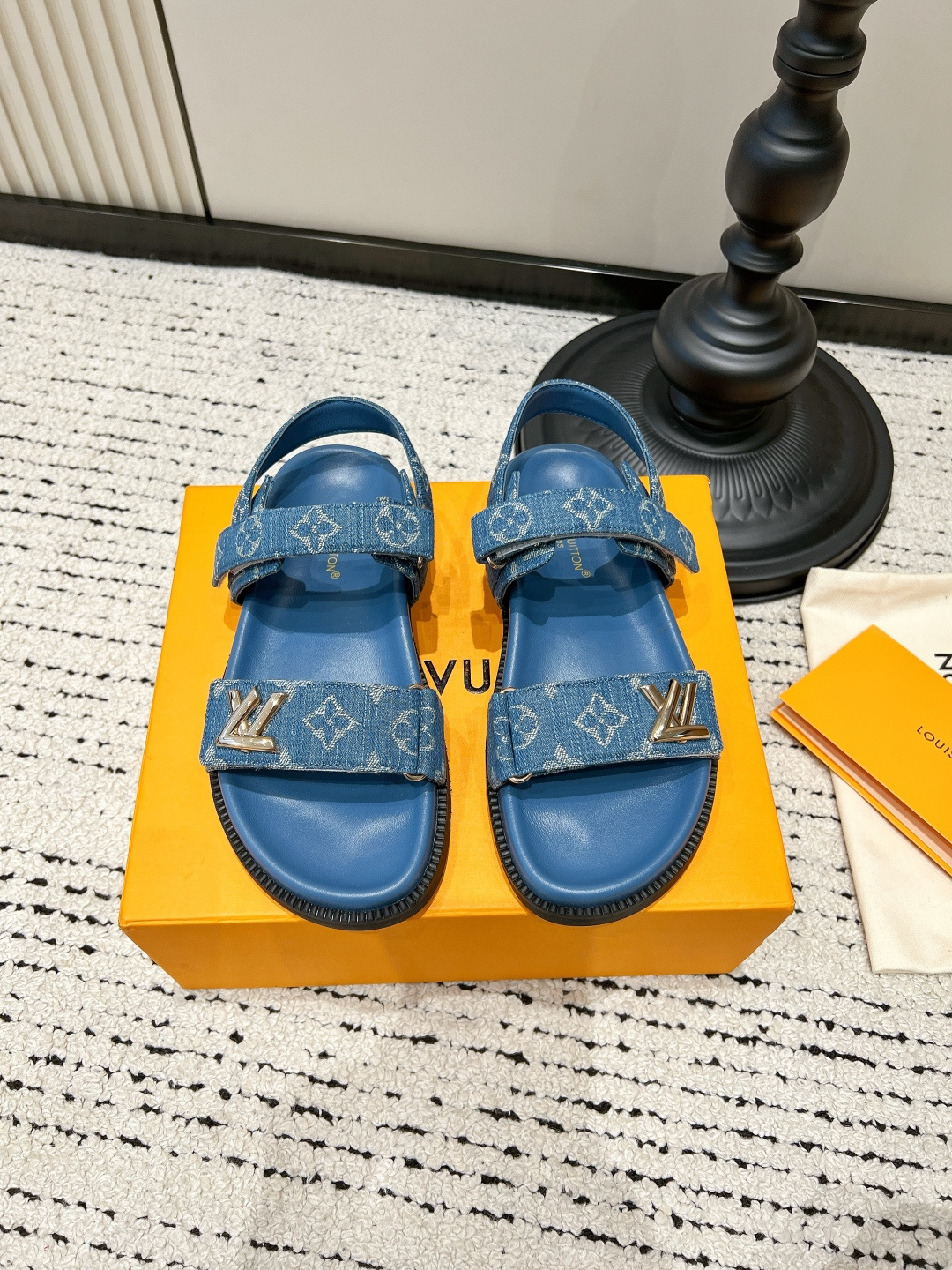 NO:816237,G571 LV style sandals 2026 new summer outer wear double buckle flat sandals versatile vacation beach shoes Who knows!  This pair of pink and white presbyopia slippers directly hits the girl's heart!  The LV-style pink and white leopard print is too gentle!  It comes with a summer sweet girl filter, which instantly makes your feet full of energy~ The double buckle design makes it easy to adjust the tightness, and the soft flat bottom makes you feel like clouds when you step on it, so you won’t feel your feet tingling all afternoon. It’s perfect for daily outings, beach vacations, and taking photos by the pool. It has a French vibe when paired with jeans and miniskirts. It’s the perfect summer shoe for lazy people!  ■size35-40 (40 is custom-made and cannot be returned or exchanged), slippers and sandals, louis vuitton, sandals, slippers, skirts, jeans19860909G571 LV风凉鞋 2026新款夏季外穿双带扣平底凉拖 百搭度假沙滩鞋 谁懂啊！这双粉白老花拖鞋直接戳中少女心！ LV风的粉白豹纹老花也太温柔了吧！自带夏日甜妹滤镜,上脚瞬间元气满满~ 双带扣设计,调节松紧超方便,软乎乎的平底,踩上去像云朵一样,出门逛一下午都不硌脚. 日常出街、海边度假、泳池边拍照都超合适,搭配牛仔裤、小裙子都自带法式氛围感,懒人夏天的本命鞋就是它！ ■size35-40（40定做不退换）,拖鞋凉鞋,louis vuitton,sandals,slippers,skirts,jeans,Women's Shoes