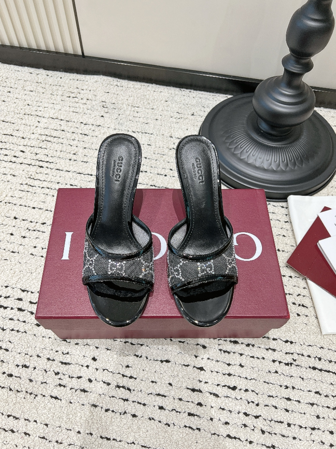 NO:816229,G908 GUCCI style presbyopic canvas high-heeled slippers, horsebit stiletto heel open toe sandals, retro all-match women's shoes, the most popular retro presbyopic sandals, those with details will really love them!  This pair of black high-heeled flip-flops completely hits my aesthetic!  The classic GG presbyopic canvas fabric has a delicate texture without being cheap. It is paired with an old gold horsebit buckle, which is low-key and noble. It is full of details. The stiletto height is just right, making it stable when walking. The footbed is also very neatly routed, retro and versatile. Whether it is daily commuting or partying, it can be easily controlled, and even lazy people can wear it with a high-end feel. It is a must-have temperament for spring and summer!  ■size35-42 (40-41-42 customized, non-returnable), high heels and slippers, gucci, high heels, slippers19860909G908 GUCCI风老花帆布高跟拖鞋 马衔扣细跟露趾凉拖 复古百搭女鞋 被问爆的复古老花凉拖,细节控真的会爱！ 这双黑色高跟一字拖完全踩中了我的审美！ 经典的GG老花帆布面料,质感细腻不廉价,搭配做旧的金色马衔扣,低调又显贵,细节感直接拉满. 细跟高度刚刚好,走路稳当当,鞋床的走线也超工整,复古又百搭. 不管是日常通勤还是聚会约会,都能轻松驾驭,懒人也能穿出高级感,春夏必备的气质款！ ■size35-42（40-41-42定做不退换）,高跟鞋拖鞋,gucci,high heels,slippers,Women's Shoes