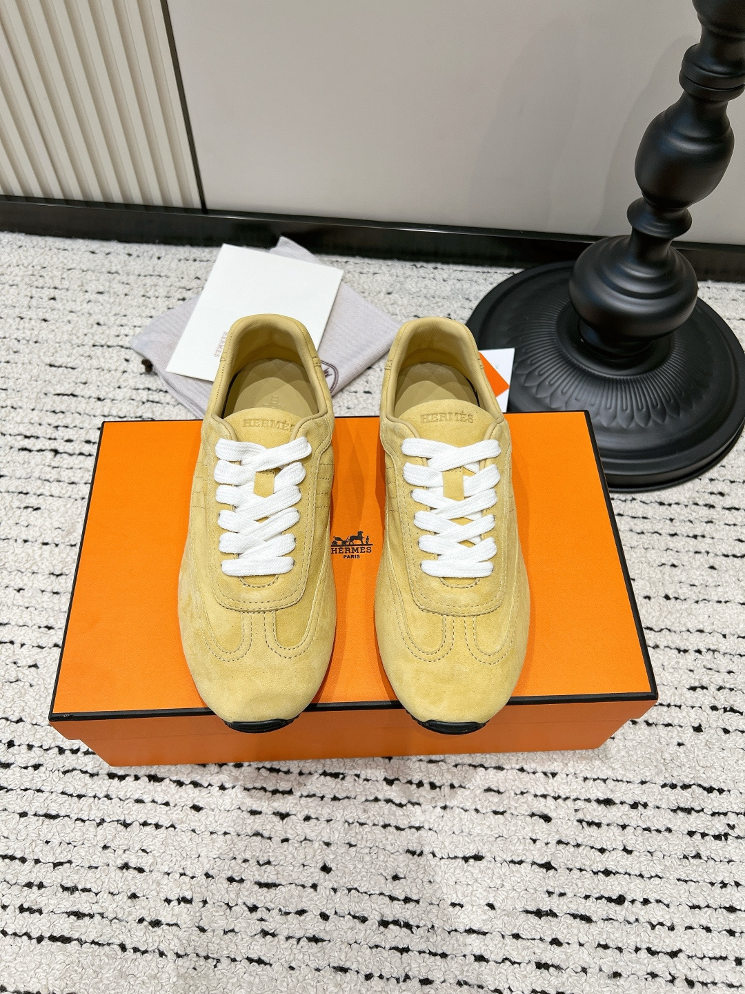 NO:818372,Men's 10 G639 HERMES style suede moral training shoes, retro lace-up flats, versatile casual shoes for couples, the milk tea color moral training shoes that I have been asked about, I will really love the details!  This pair of suede Detraining shoes totally hits my aesthetic!  The texture of the milk tea-colored suede fabric is super fine, the shoe body is neatly routed, the logo details inside the shoe are also in place, and the overall texture is straight forward. The shoe shape is slightly narrowed, which makes the upper foot appear smaller. The soft sole is anti-slip design, so you can walk steadily without worrying about slipping. Whether it is daily commuting or going out for fun, it can be easily controlled, and even lazy people can wear it with a high-end feel. It is a must-have versatile style for spring and summer!  ■size35-45 (40 women’s custom-made, non-refundable), casual shoes/sports shoes, hermes, flats, sneakers, chamois leather19860909男10 G639 HERMES风麂皮德训鞋 复古系带平底鞋 情侣款百搭休闲鞋 被问爆的奶茶色德训鞋,细节控真的会爱！ 这双麂皮德训鞋完全踩中了我的审美！ 奶茶色的麂皮面料质感超细腻,鞋身的走线工整,鞋内的logo细节也很到位,整体质感直接拉满. 鞋型是微微收窄的设计,上脚显脚小,软底防滑设计,走路稳当当,完全不用担心打滑. 不管是日常通勤还是出门游玩,都能轻松驾驭,懒人也能穿出高级感,春夏必备的百搭款！ ■size35-45（40女定做不退换）,休闲鞋/运动鞋,hermes,flats,sneakers,chamois leather,Women's Shoes