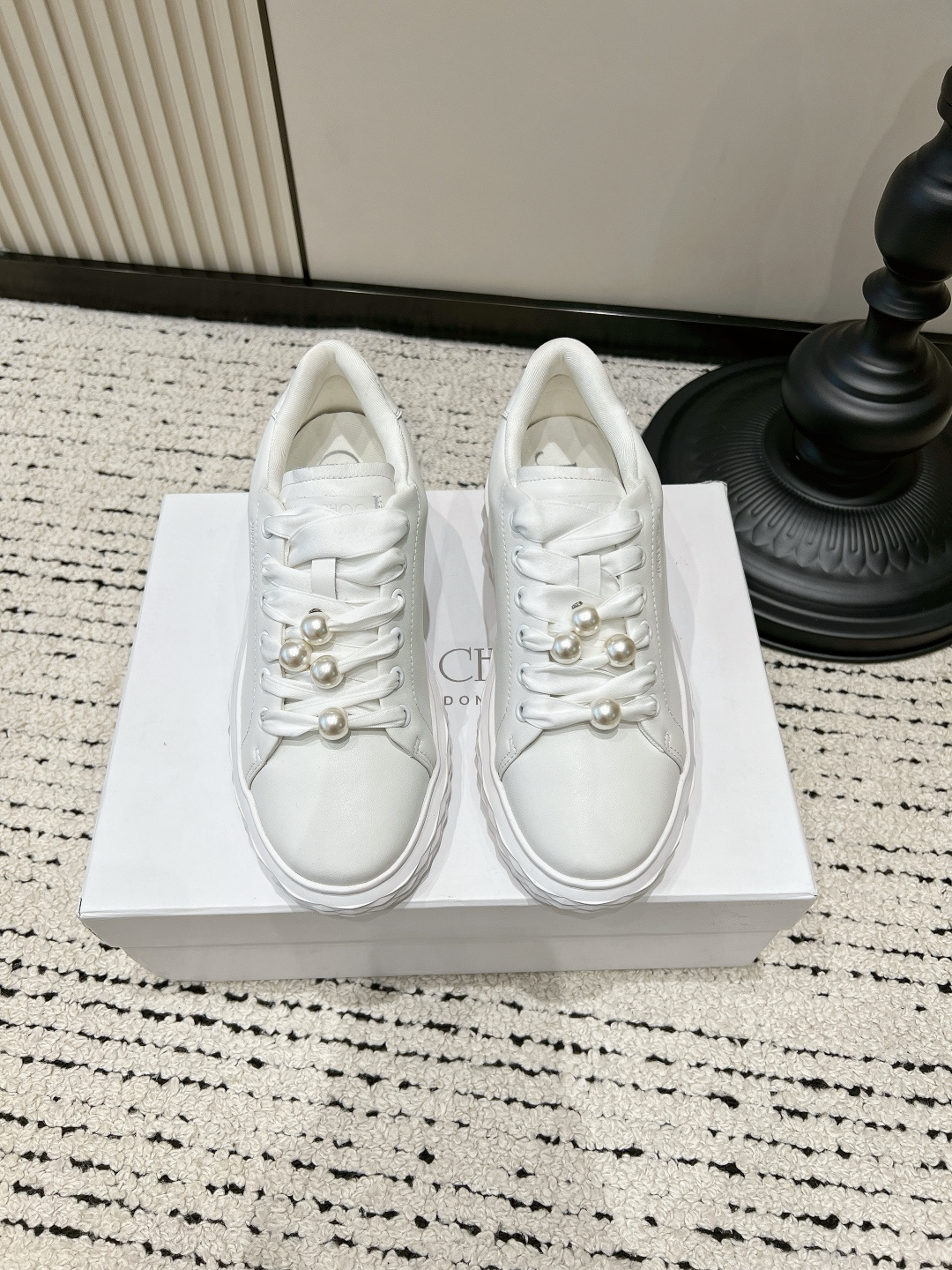 NO:818301,G039 JIMMY CHOO rhinestone bow sneakers 2026 new thick-soled heightening casual shoes sweet and cool versatile sneakers Help!  This pair of rhinestone bow sneakers directly hits the heart of sweet and cool girls!  JIMMY CHOO style black leather sneakers, paired with blingbling rhinestone bows, give you a sweet and cool look!  The black shoe body has a cool feel, and the rhinestone bow is sweet and sparkling. It instantly opens up your aura when you put it on your feet. It is very eye-catching to wear on dates and parties!  The thick-soled design quietly increases the height, and the soft soles make your feet not tired after walking all day long. They are perfect for wearing with jeans or small skirts. Who doesn't love their sweet and sassy shoes?  ■size35-40 (40 is custom-made and non-returnable), casual shoes/sports shoes, jimmy choo, sneakers, skirts, jeans19860909G039 JIMMY CHOO水钻蝴蝶结板鞋 2026新款厚底增高休闲鞋 甜酷百搭运动鞋 救命！这双水钻蝴蝶结板鞋直接戳中甜酷女孩的心巴！ JIMMY CHOO风的黑色真皮板鞋,搭配blingbling的水钻蝴蝶结,甜酷千金感直接拉满！ 黑色鞋身自带酷感,水钻蝴蝶结又甜又闪,上脚瞬间气场全开,约会、聚会穿超吸睛！ 厚底设计悄悄增高,软乎乎的鞋底,暴走一天都不累脚,搭牛仔裤、小裙子都超合适,又甜又飒谁不爱！ ■size35-40（40定做不退换）,休闲鞋/运动鞋,jimmy choo,sneakers,skirts,jeans,Women's Shoes