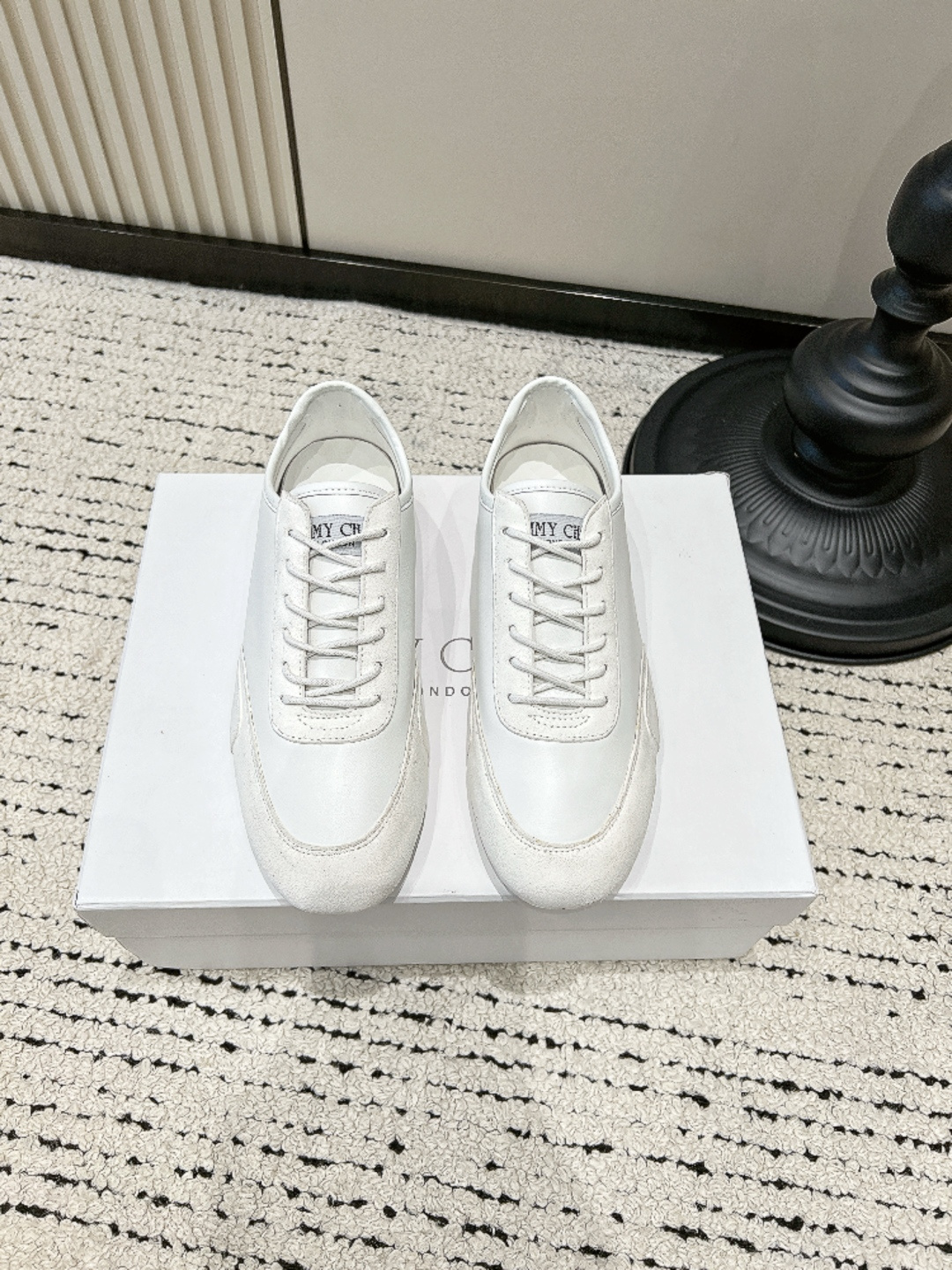NO:816268,G039 JIMMY CHOO lace moral training shoes 2026 new breathable mesh casual sneakers gentle flat sneakers Who knows!  This pair of apricot lace moral training shoes directly touches my girly heart!  Jimmy Choo-style apricot-colored moral training shoes, suede stitched with lace mesh, gentle and breathable, with a French lazy atmosphere, your feet will become gentle in seconds~ The mesh fabric is super breathable in summer, not stuffy at all, paired with shoelaces of the same color, retro and refreshing, soft soles, your feet will not be tired after a day of running. It is perfect for daily wear with jeans, skirts, and even sweatpants. It comes with a gentle filter for spring and summer wear, a must-have for lazy people commuting!  ■size35-40 (40 is custom-made and cannot be returned or exchanged), casual shoes/sports shoes, jimmy choo, sneakers, skirts, jeans, chamois leather19860909G039 JIMMY CHOO蕾丝德训鞋 2026新款透气网纱休闲板鞋 温柔平底运动鞋 谁懂啊！这双杏色蕾丝德训鞋直接戳中我的少女心！ Jimmy Choo风的杏色德训鞋,麂皮拼接蕾丝网纱,温柔又透气,自带法式慵懒氛围感,上脚秒变温柔小姐姐~ 网纱面料夏天穿超透气,完全不闷脚,搭配同色系鞋带,复古又清爽,软乎乎的鞋底,暴走一天都不累脚. 日常搭牛仔裤、半身裙、甚至运动裤都超合适,春夏穿自带温柔滤镜,懒人通勤必备款！ ■size35-40（40定做不退换）,休闲鞋/运动鞋,jimmy choo,sneakers,skirts,jeans,chamois leather,Women's Shoes