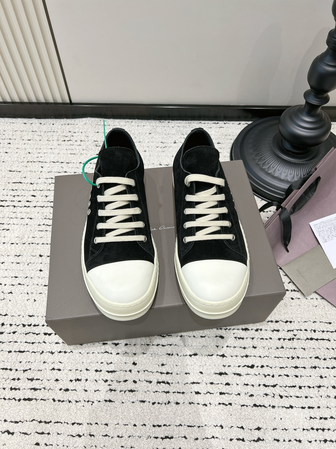 NO:816281,G909 Rick Owens canvas shoes, thick-soled sneakers, casual street shoes for couples, help!  These RO wind sneakers are welded directly to my feet!  The classic black and white contrasting color + off-white side stitching has a dark and lazy feel, and it looks so handsome when you put it on your feet!  The slightly upturned toe and thick sole design can quietly increase the height by 3cm, and can also modify the leg shape to be straight. Little people are ecstatic!  The canvas fabric is crisp and stylish, paired with distressed off-white shoelaces, and the details are full. ■Cloth upper ■Foot pad ■Rubber outsole ■size female 35-40 male 39-46 (40 female, 46 male customized, non-refundable and non-exchangeable), casual shoes/sports shoes, sneakers19860909G909 Rick Owens风帆布鞋 厚底板鞋 情侣款街头休闲鞋 救命！这双RO风板鞋直接焊在我脚上！ 经典的黑白撞色+米白侧边拼接,自带暗黑系慵懒拽感,上脚直接帅到犯规！ 微微上翘的鞋头+厚底设计,悄悄增高3cm,还能把腿型修饰得笔直,小个子狂喜！ 帆布面料挺括有型,搭配做旧米白鞋带,细节感直接拉满. ■鞋面布面 ■垫脚布 ■大底橡胶 ■size女35-40男39-46（40女 46男定做不退不换）,休闲鞋/运动鞋,sneakers,Women's Shoes