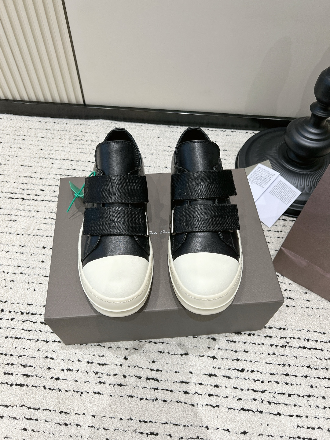 NO:816285,G909 Rick Owens style black and white Velcro leather low-top shoes, off-white toe thick-soled casual shoes, couple's sneakers, help!  These RO wind sneakers are welded directly to my feet!  The classic black and white contrasting color + off-white side stitching has a dark and lazy feel, and it looks so handsome when you put it on your feet!  The slightly upturned toe and thick sole design can quietly increase the height by 3cm, and can also modify the leg shape to be straight. Little people are ecstatic!  The canvas fabric is crisp and stylish, paired with distressed off-white shoelaces, and the details are full. ■Cow leather upper ■Foot pad ■Outsole rubber ■Size women 35-40 men 39-46 (40 women, 46 men, custom-made, non-returnable and non-exchangeable), casual shoes/sports shoes, sneakers, cowhide19860909G909 Rick Owens风黑白魔术贴皮面低帮鞋 米白鞋头厚底休闲鞋 情侣款运动鞋 救命！这双RO风板鞋直接焊在我脚上！ 经典的黑白撞色+米白侧边拼接,自带暗黑系慵懒拽感,上脚直接帅到犯规！ 微微上翘的鞋头+厚底设计,悄悄增高3cm,还能把腿型修饰得笔直,小个子狂喜！ 帆布面料挺括有型,搭配做旧米白鞋带,细节感直接拉满. ■鞋面牛皮 ■垫脚布 ■大底橡胶 ■size女35-40男39-46（40女 46男定做不退不换）,休闲鞋/运动鞋,sneakers,cowhide,Women's Shoes