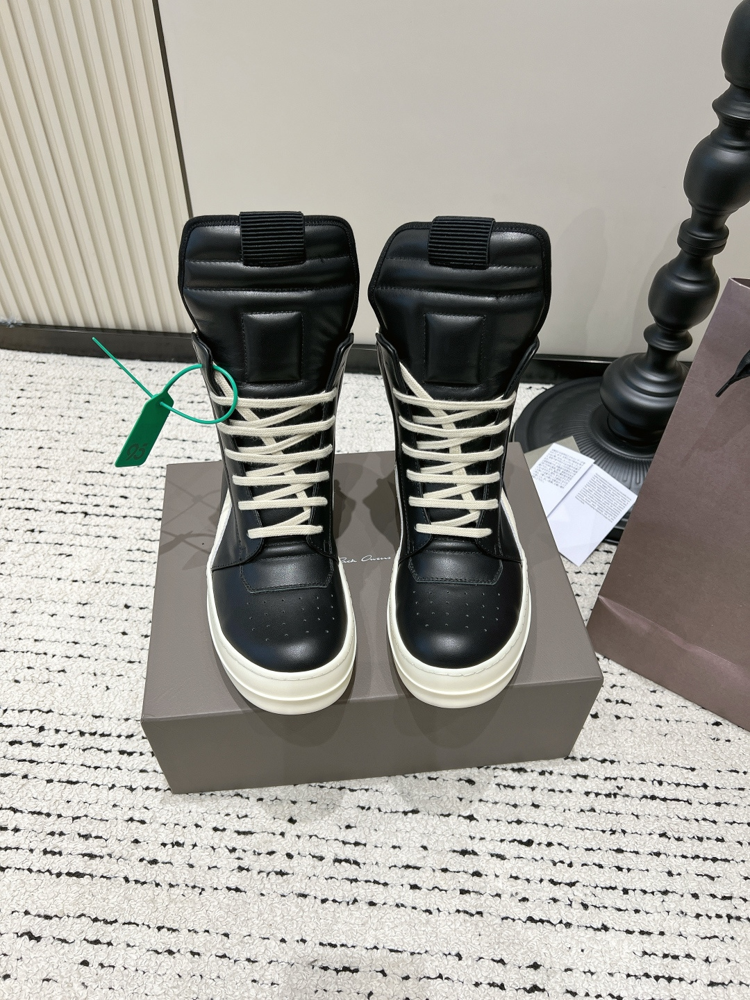 NO:816289,G909 Rick Owens main line black and white high-top leather platform shoes off-white casual sneakers with side strips Height-increasing sneakers for couples Help!  These RO wind sneakers are welded directly to my feet!  The classic black and white contrasting color + off-white side stitching has a dark and lazy feel, and it looks so handsome when you put it on your feet!  The slightly upturned toe and thick sole design can quietly increase the height by 3cm, and can also modify the leg shape to be straight. Little people are ecstatic!  The canvas fabric is crisp and stylish, paired with distressed off-white shoelaces, and the details are full. ■Cow leather upper ■Foot pad ■Outsole rubber ■Size women 35-40 men 39-46 (40 women, 46 men, custom-made, non-returnable and non-exchangeable), casual shoes/sports shoes, sneakers, cowhide19860909G909 Rick Owens主线款黑白高帮皮面厚底鞋 米白侧条休闲板鞋 情侣款增高运动鞋 救命！这双RO风板鞋直接焊在我脚上！ 经典的黑白撞色+米白侧边拼接,自带暗黑系慵懒拽感,上脚直接帅到犯规！ 微微上翘的鞋头+厚底设计,悄悄增高3cm,还能把腿型修饰得笔直,小个子狂喜！ 帆布面料挺括有型,搭配做旧米白鞋带,细节感直接拉满. ■鞋面牛皮 ■垫脚布 ■大底橡胶 ■size女35-40男39-46（40女 46男定做不退不换）,休闲鞋/运动鞋,sneakers,cowhide,Women's Shoes