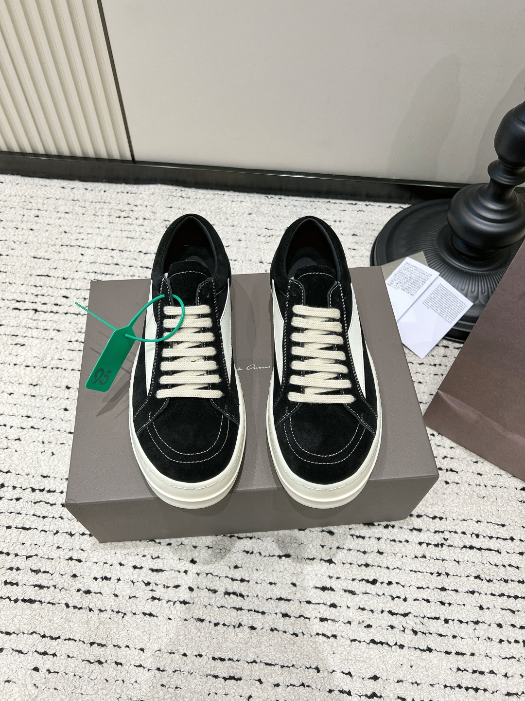 NO:816292,G909 Rick Owens canvas shoes, thick-soled sneakers, casual street shoes for couples, help!  These RO wind sneakers are welded directly to my feet!  The classic black and white contrasting color + off-white side stitching has a dark and lazy feel, and it looks so handsome when you put it on your feet!  The slightly upturned toe and thick sole design can quietly increase the height by 3cm, and can also modify the leg shape to be straight. Little people are ecstatic!  The canvas fabric is crisp and stylish, paired with distressed off-white shoelaces, and the details are full. ■Cloth upper ■Foot pad ■Rubber outsole ■size female 35-40 male 39-46 (40 female, 46 male customized, non-refundable and non-exchangeable), casual shoes/sports shoes, sneakers19860909G909 Rick Owens风帆布鞋 厚底板鞋 情侣款街头休闲鞋 救命！这双RO风板鞋直接焊在我脚上！ 经典的黑白撞色+米白侧边拼接,自带暗黑系慵懒拽感,上脚直接帅到犯规！ 微微上翘的鞋头+厚底设计,悄悄增高3cm,还能把腿型修饰得笔直,小个子狂喜！ 帆布面料挺括有型,搭配做旧米白鞋带,细节感直接拉满. ■鞋面布面 ■垫脚布 ■大底橡胶 ■size女35-40男39-46（40女 46男定做不退不换）,休闲鞋/运动鞋,sneakers,Women's Shoes