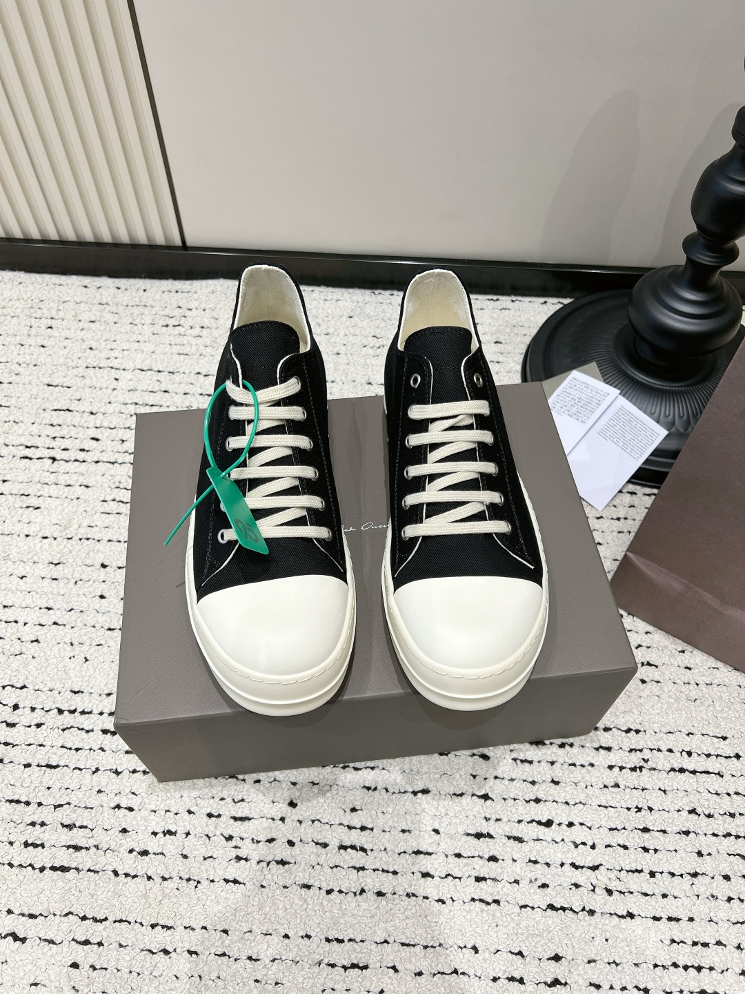 NO:816297,G909 Rick Owens main line black and white low-top canvas shoes off-white toe casual sneakers couple thick-soled sneakers Who knows!  These RO wind sneakers are welded directly to my feet!  The classic black and white contrasting colors, off-white toe cap and black canvas give it a dark and relaxed feel. It’s so handsome!  The version has a slightly upturned toe, which directly straightens the leg shape, and the thick sole also quietly increases the height by 3cm, which makes little people ecstatic!  The fabric is crisp canvas with a very solid texture. It is paired with distressed off-white shoelaces and is full of details. It is very stylish for daily wear with overalls, jeans, and even skirts. It can be worn all year round. It is a must-have for fashionable people's shoe cabinets!  ■Shoe upper fabric ■Foot pad ■Outsole rubber ■Size women 35-40 men 39-46 (40 women, 46 men, custom-made, non-refundable and non-exchangeable), casual shoes/sports shoes, sneakers, skirts, jeans19860909G909 Rick Owens主线款黑白低帮帆布鞋 米白鞋头休闲板鞋 情侣款厚底运动鞋 谁懂啊！这双RO风板鞋直接焊在我脚上！ 经典的黑白撞色,米白鞋头搭配黑色帆布,自带暗黑系松弛感,也太帅了吧！ 版型是那种微微上翘的鞋头,上脚直接把腿型修饰得笔直,厚底还悄悄增高3cm,小个子狂喜！ 面料是挺括的帆布,质感很扎实,搭配做旧米白鞋带,细节感拉满. 日常搭工装裤、牛仔裤、甚至裙子都超有味道,一年四季都能穿,潮人鞋柜必备款！ ■鞋面布 ■垫脚布 ■大底橡胶 ■size女35-40男39-46（40女 46男定做不退不换）,休闲鞋/运动鞋,sneakers,skirts,jeans,Women's Shoes