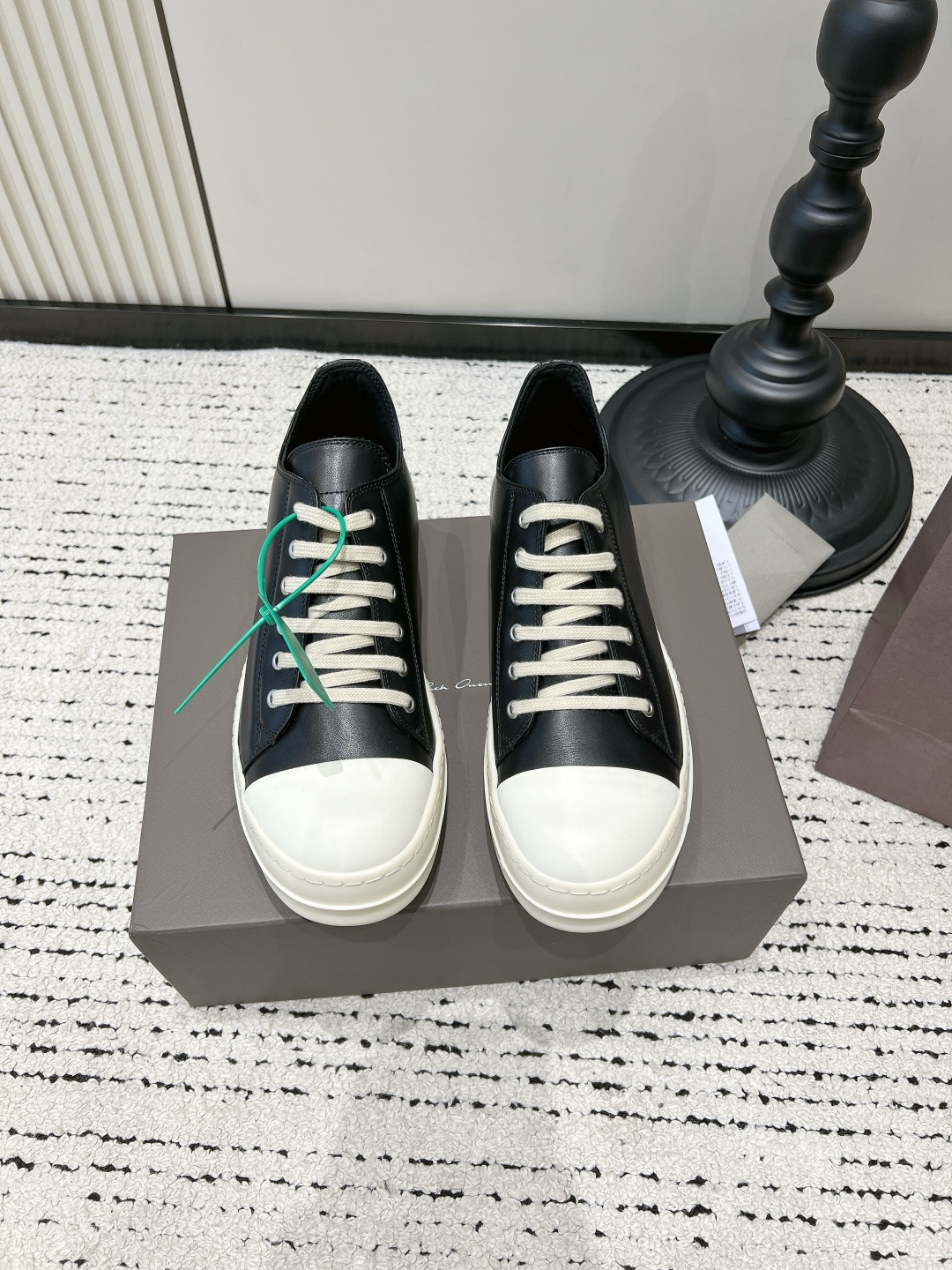NO:816302,G909 Rick Owens main line black and white low-top canvas shoes off-white toe casual sneakers couple thick-soled sneakers Who knows!  These RO wind sneakers are welded directly to my feet!  The classic black and white contrasting colors, off-white toe cap and black canvas give it a dark and relaxed feel. It’s so handsome!  The version has a slightly upturned toe, which directly straightens the leg shape, and the thick sole also quietly increases the height by 3cm, which makes little people ecstatic!  The fabric is crisp canvas with a very solid texture. It is paired with distressed off-white shoelaces and is full of details. It is very stylish for daily wear with overalls, jeans, and even skirts. It can be worn all year round. It is a must-have for fashionable people's shoe cabinets!  ■Cow leather upper ■Sheepskin for foot pads ■Rubber outsole ■Size women 35-40 men 39-46 (40 women, 46 men, custom made, non-refundable and non-exchangeable), casual shoes/sports shoes, sneakers, skirts, jeans, cowhide, sheepskin19860909G909 Rick Owens主线款黑白低帮帆布鞋 米白鞋头休闲板鞋 情侣款厚底运动鞋 谁懂啊！这双RO风板鞋直接焊在我脚上！ 经典的黑白撞色,米白鞋头搭配黑色帆布,自带暗黑系松弛感,也太帅了吧！ 版型是那种微微上翘的鞋头,上脚直接把腿型修饰得笔直,厚底还悄悄增高3cm,小个子狂喜！ 面料是挺括的帆布,质感很扎实,搭配做旧米白鞋带,细节感拉满. 日常搭工装裤、牛仔裤、甚至裙子都超有味道,一年四季都能穿,潮人鞋柜必备款！ ■鞋面牛皮 ■垫脚羊皮 ■大底橡胶 ■size女35-40男39-46（40女 46男定做不退不换）,休闲鞋/运动鞋,sneakers,skirts,jeans,cowhide,sheepskin,Women's Shoes