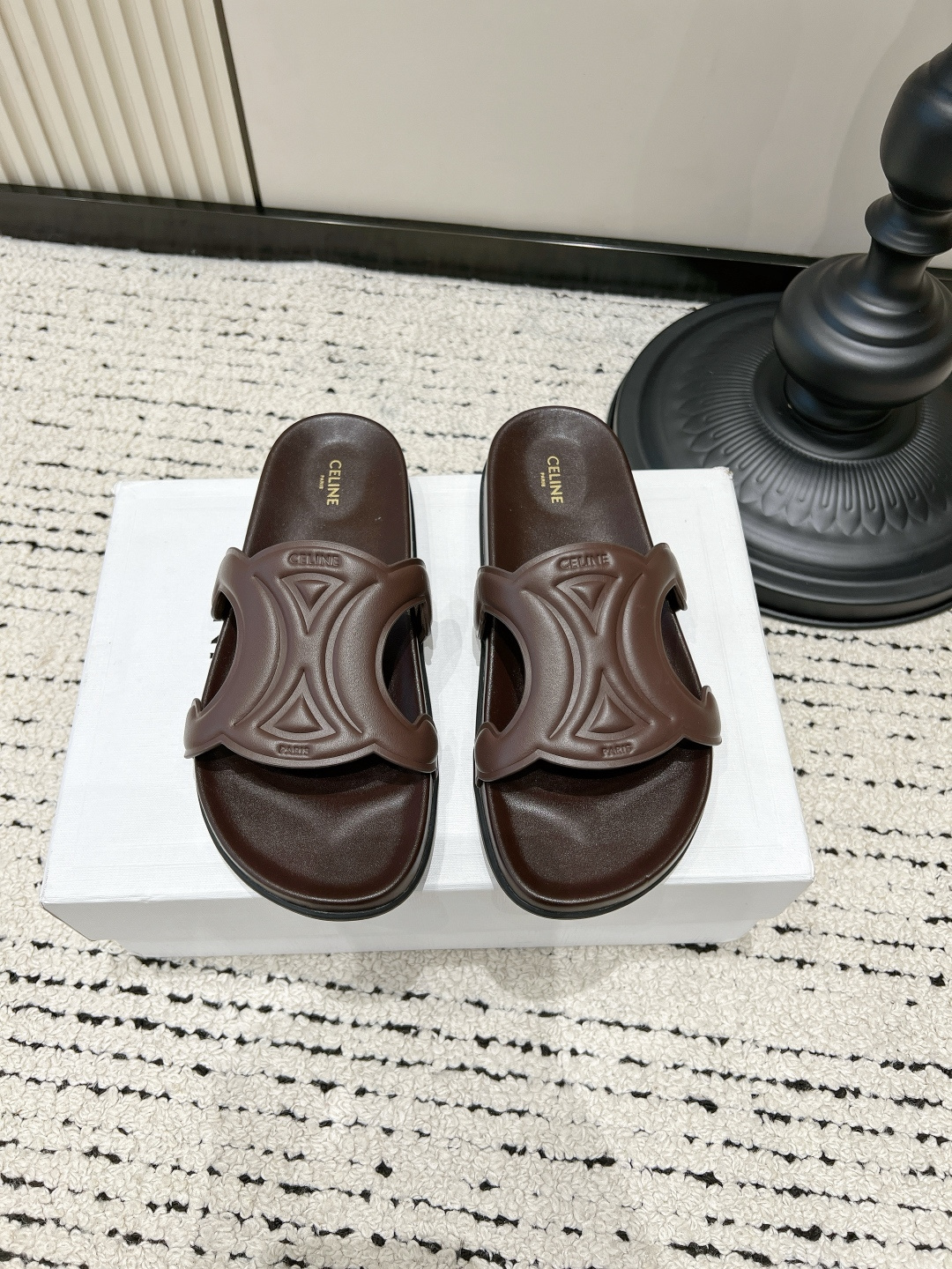 NO:816288,G039 CELINE Triomphe Arc de Triomphe slippers, suede slippers, summer lazy non-slip sandals, vacation beach shoes, this pair of CELINE Triomphe slippers really replicates the essence!  The upper is made of delicate caramel brown suede, and the three-dimensional tailoring and embossed logo of the Arc de Triomphe have been restored in place. The footbed is also suede of the same color, and the texture is directly full. The 0.5cm low heel design quietly lengthens the leg line, and the soft elastic latex insole gives a 'stompy' feeling when walking, and will not be tired after long-term wear. Wear it out in the summer, and the low-key logo is self-recognizable. It looks noble with any clothes. Retro style lovers really can't refuse!  ■Cow leather upper ■Sheepskin for foot pads ■Rubber outsole ■size 35-40 (40 is custom-made, non-refundable and non-exchangeable), slippers, celine, slippers, cowhide, sheepskin, chamois leather19860909G039 CELINE Triomphe凯旋门拖鞋 麂皮一字拖 夏季懒人防滑凉拖 度假沙滩鞋 这双CELINE Triomphe一字拖真的复刻到了精髓！ 鞋面是细腻的焦糖棕麂皮,凯旋门的立体剪裁和压印logo都还原到位,鞋床也是同色系绒面,质感直接拉满. 0.5cm的低跟设计,悄悄拉长腿线,软弹的乳胶鞋垫,走路自带“踩屎感”,久穿不累. 夏天穿它出门,低调的logo自带辨识度,搭配任何衣服都显贵,复古控真的无法拒绝！ ■鞋面牛皮 ■垫脚羊皮 ■大底橡胶 ■size35-40（40定做不退不换）,拖鞋,celine,slippers,cowhide,sheepskin,chamois leather,Women's Shoes