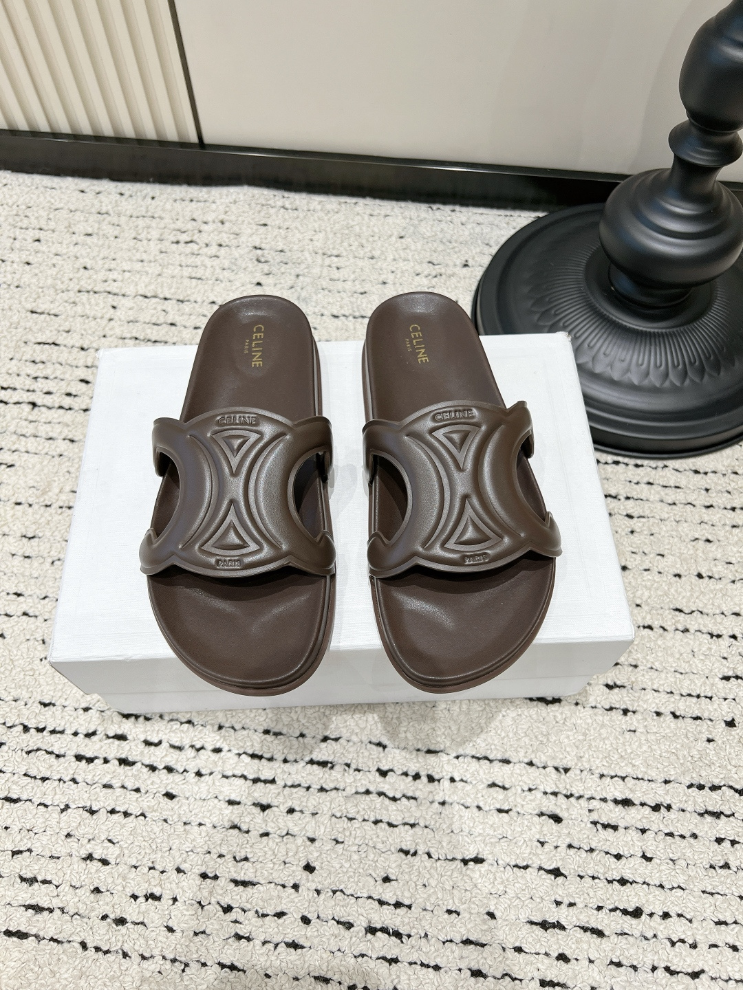 NO:816291,G599 CELINE Triomphe Arc de Triomphe slippers, suede slippers, summer lazy non-slip sandals, vacation beach shoes, this pair of CELINE Triomphe slippers really replicates the essence!  The upper is made of delicate caramel brown suede, and the three-dimensional tailoring and embossed logo of the Arc de Triomphe have been restored in place. The footbed is also suede of the same color, and the texture is directly full. The 0.5cm low heel design quietly lengthens the leg line, and the soft elastic latex insole gives a 'stompy' feeling when walking, and will not be tired after long-term wear. Wear it out in the summer, and the low-key logo is self-recognizable. It looks noble with any clothes. Retro style lovers really can't refuse!  ■Cow leather upper ■Sheepskin for foot pads ■Rubber outsole ■size 35-40 (40 is custom-made, non-refundable and non-exchangeable), slippers, celine, slippers, cowhide, sheepskin, chamois leather19860909G599 CELINE Triomphe凯旋门拖鞋 麂皮一字拖 夏季懒人防滑凉拖 度假沙滩鞋 这双CELINE Triomphe一字拖真的复刻到了精髓！ 鞋面是细腻的焦糖棕麂皮,凯旋门的立体剪裁和压印logo都还原到位,鞋床也是同色系绒面,质感直接拉满. 0.5cm的低跟设计,悄悄拉长腿线,软弹的乳胶鞋垫,走路自带“踩屎感”,久穿不累. 夏天穿它出门,低调的logo自带辨识度,搭配任何衣服都显贵,复古控真的无法拒绝！ ■鞋面牛皮 ■垫脚羊皮 ■大底橡胶 ■size35-40（40定做不退不换）,拖鞋,celine,slippers,cowhide,sheepskin,chamois leather,Women's Shoes