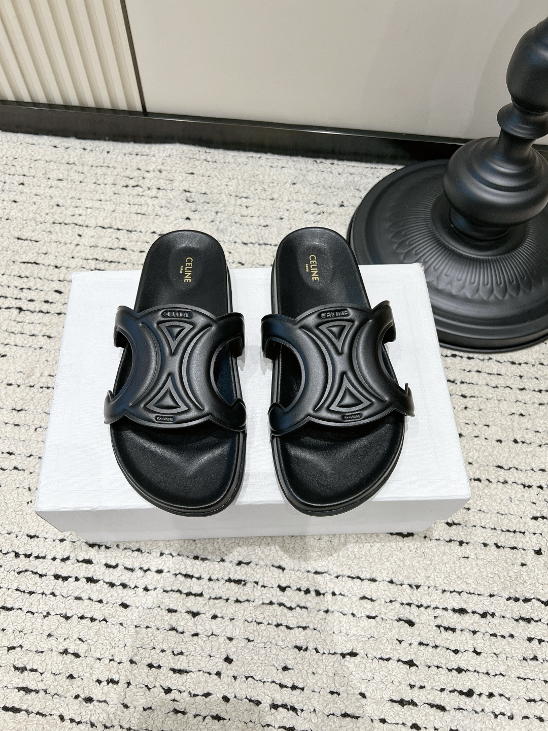 NO:816294,G039 CELINE Triomphe Arc de Triomphe slippers, suede slippers, summer lazy non-slip sandals, vacation beach shoes, this pair of CELINE Triomphe slippers really replicates the essence!  The upper is made of delicate caramel brown suede, and the three-dimensional tailoring and embossed logo of the Arc de Triomphe have been restored in place. The footbed is also suede of the same color, and the texture is directly full. The 0.5cm low heel design quietly lengthens the leg line, and the soft elastic latex insole gives a 'stompy' feeling when walking, and will not be tired after long-term wear. Wear it out in the summer, and the low-key logo is self-recognizable. It looks noble with any clothes. Retro style lovers really can't refuse!  ■Cow leather upper ■Sheepskin for foot pads ■Rubber outsole ■size 35-40 (40 is custom-made, non-refundable and non-exchangeable), slippers, celine, slippers, cowhide, sheepskin, chamois leather19860909G039 CELINE Triomphe凯旋门拖鞋 麂皮一字拖 夏季懒人防滑凉拖 度假沙滩鞋 这双CELINE Triomphe一字拖真的复刻到了精髓！ 鞋面是细腻的焦糖棕麂皮,凯旋门的立体剪裁和压印logo都还原到位,鞋床也是同色系绒面,质感直接拉满. 0.5cm的低跟设计,悄悄拉长腿线,软弹的乳胶鞋垫,走路自带“踩屎感”,久穿不累. 夏天穿它出门,低调的logo自带辨识度,搭配任何衣服都显贵,复古控真的无法拒绝！ ■鞋面牛皮 ■垫脚羊皮 ■大底橡胶 ■size35-40（40定做不退不换）,拖鞋,celine,slippers,cowhide,sheepskin,chamois leather,Women's Shoes