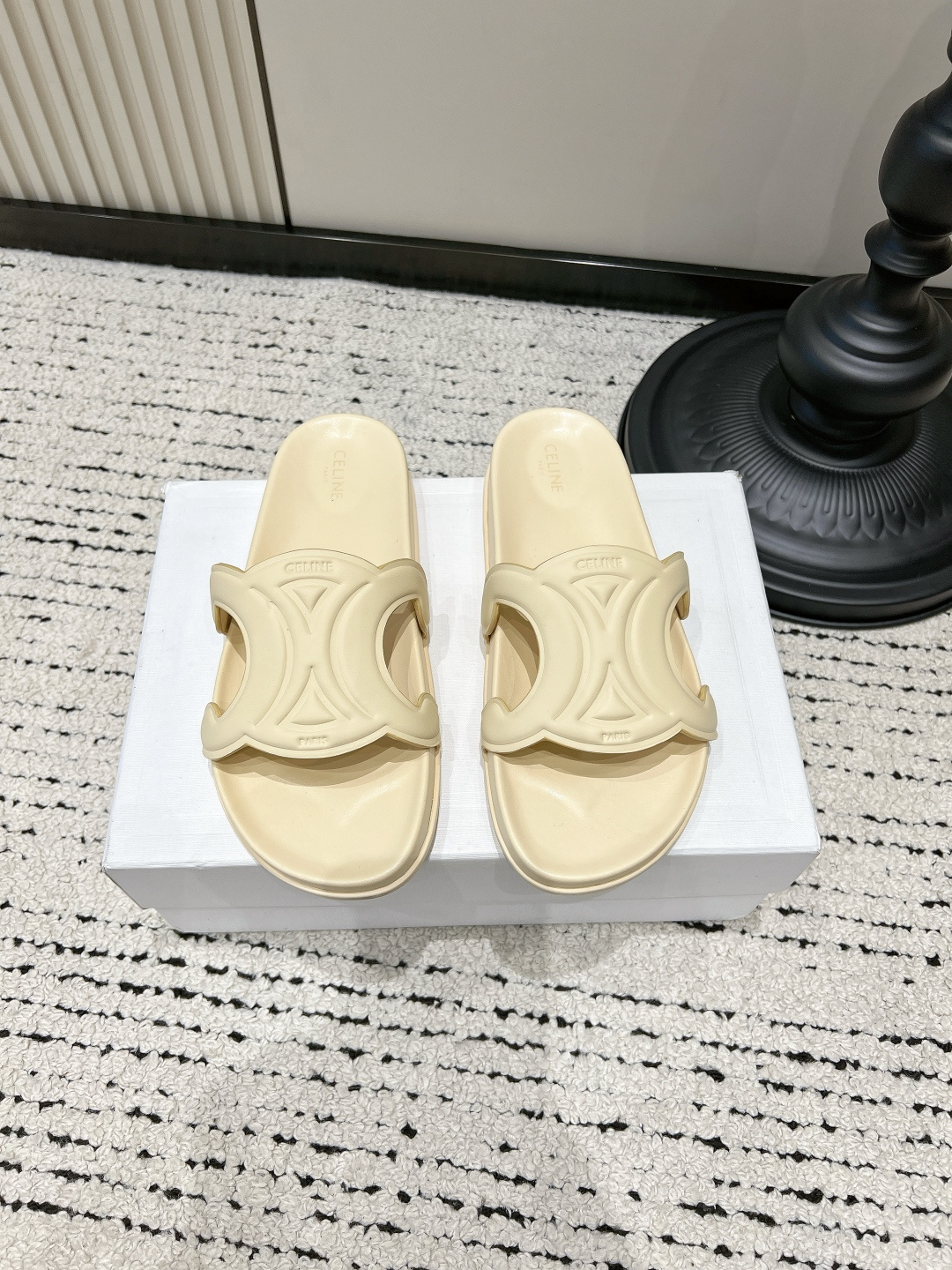 NO:816299,G599 CELINE Triomphe Arc de Triomphe slippers, suede slippers, summer lazy non-slip sandals, vacation beach shoes, this pair of CELINE Triomphe slippers really replicates the essence!  The upper is made of delicate caramel brown suede, and the three-dimensional tailoring and embossed logo of the Arc de Triomphe have been restored in place. The footbed is also suede of the same color, and the texture is directly full. The 0.5cm low heel design quietly lengthens the leg line, and the soft elastic latex insole gives a 'stompy' feeling when walking, and will not be tired after long-term wear. Wear it out in the summer, and the low-key logo is self-recognizable. It looks noble with any clothes. Retro style lovers really can't refuse!  ■Cow leather upper ■Sheepskin for foot pads ■Rubber outsole ■size 35-40 (40 is custom-made, non-refundable and non-exchangeable), slippers, celine, slippers, cowhide, sheepskin, chamois leather19860909G599 CELINE Triomphe凯旋门拖鞋 麂皮一字拖 夏季懒人防滑凉拖 度假沙滩鞋 这双CELINE Triomphe一字拖真的复刻到了精髓！ 鞋面是细腻的焦糖棕麂皮,凯旋门的立体剪裁和压印logo都还原到位,鞋床也是同色系绒面,质感直接拉满. 0.5cm的低跟设计,悄悄拉长腿线,软弹的乳胶鞋垫,走路自带“踩屎感”,久穿不累. 夏天穿它出门,低调的logo自带辨识度,搭配任何衣服都显贵,复古控真的无法拒绝！ ■鞋面牛皮 ■垫脚羊皮 ■大底橡胶 ■size35-40（40定做不退不换）,拖鞋,celine,slippers,cowhide,sheepskin,chamois leather,Women's Shoes