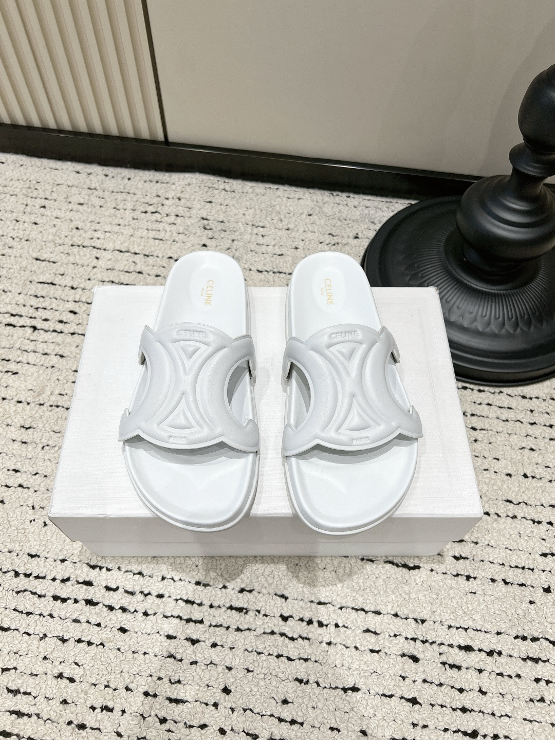 NO:816304,G039 CELINE Triomphe Arc de Triomphe slippers, suede slippers, summer lazy non-slip sandals, vacation beach shoes, this pair of CELINE Triomphe slippers really replicates the essence!  The upper is made of delicate caramel brown suede, and the three-dimensional tailoring and embossed logo of the Arc de Triomphe have been restored in place. The footbed is also suede of the same color, and the texture is directly full. The 0.5cm low heel design quietly lengthens the leg line, and the soft elastic latex insole gives a 'stompy' feeling when walking, and will not be tired after long-term wear. Wear it out in the summer, and the low-key logo is self-recognizable. It looks noble with any clothes. Retro style lovers really can't refuse!  ■Cow leather upper ■Sheepskin for foot pads ■Rubber outsole ■size 35-40 (40 is custom-made, non-refundable and non-exchangeable), slippers, celine, slippers, cowhide, sheepskin, chamois leather19860909G039 CELINE Triomphe凯旋门拖鞋 麂皮一字拖 夏季懒人防滑凉拖 度假沙滩鞋 这双CELINE Triomphe一字拖真的复刻到了精髓！ 鞋面是细腻的焦糖棕麂皮,凯旋门的立体剪裁和压印logo都还原到位,鞋床也是同色系绒面,质感直接拉满. 0.5cm的低跟设计,悄悄拉长腿线,软弹的乳胶鞋垫,走路自带“踩屎感”,久穿不累. 夏天穿它出门,低调的logo自带辨识度,搭配任何衣服都显贵,复古控真的无法拒绝！ ■鞋面牛皮 ■垫脚羊皮 ■大底橡胶 ■size35-40（40定做不退不换）,拖鞋,celine,slippers,cowhide,sheepskin,chamois leather,Women's Shoes