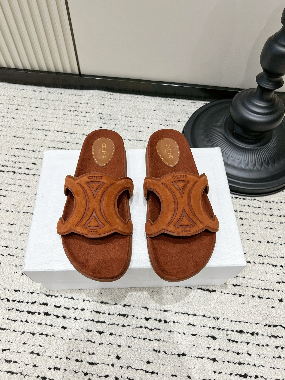 NO:816267,G599 CELINE Triomphe Arc de Triomphe slippers, suede slippers, summer lazy non-slip sandals, vacation beach shoes, this pair of CELINE Triomphe slippers really replicates the essence!  The upper is made of delicate caramel brown suede, and the three-dimensional tailoring and embossed logo of the Arc de Triomphe have been restored in place. The footbed is also suede of the same color, and the texture is directly full. The 0.5cm low heel design quietly lengthens the leg line, and the soft elastic latex insole gives a 'stompy' feeling when walking, and will not be tired after long-term wear. Wear it out in the summer, and the low-key logo is self-recognizable. It looks noble with any clothes. Retro style lovers really can't refuse!  ■Cow leather upper ■Sheepskin for foot pads ■Rubber outsole ■size 35-40 (40 is custom-made, non-refundable and non-exchangeable), slippers, celine, slippers, cowhide, sheepskin, chamois leather19860909G599 CELINE Triomphe凯旋门拖鞋 麂皮一字拖 夏季懒人防滑凉拖 度假沙滩鞋 这双CELINE Triomphe一字拖真的复刻到了精髓！ 鞋面是细腻的焦糖棕麂皮,凯旋门的立体剪裁和压印logo都还原到位,鞋床也是同色系绒面,质感直接拉满. 0.5cm的低跟设计,悄悄拉长腿线,软弹的乳胶鞋垫,走路自带“踩屎感”,久穿不累. 夏天穿它出门,低调的logo自带辨识度,搭配任何衣服都显贵,复古控真的无法拒绝！ ■鞋面牛皮 ■垫脚羊皮 ■大底橡胶 ■size35-40（40定做不退不换）,拖鞋,celine,slippers,cowhide,sheepskin,chamois leather,Women's Shoes