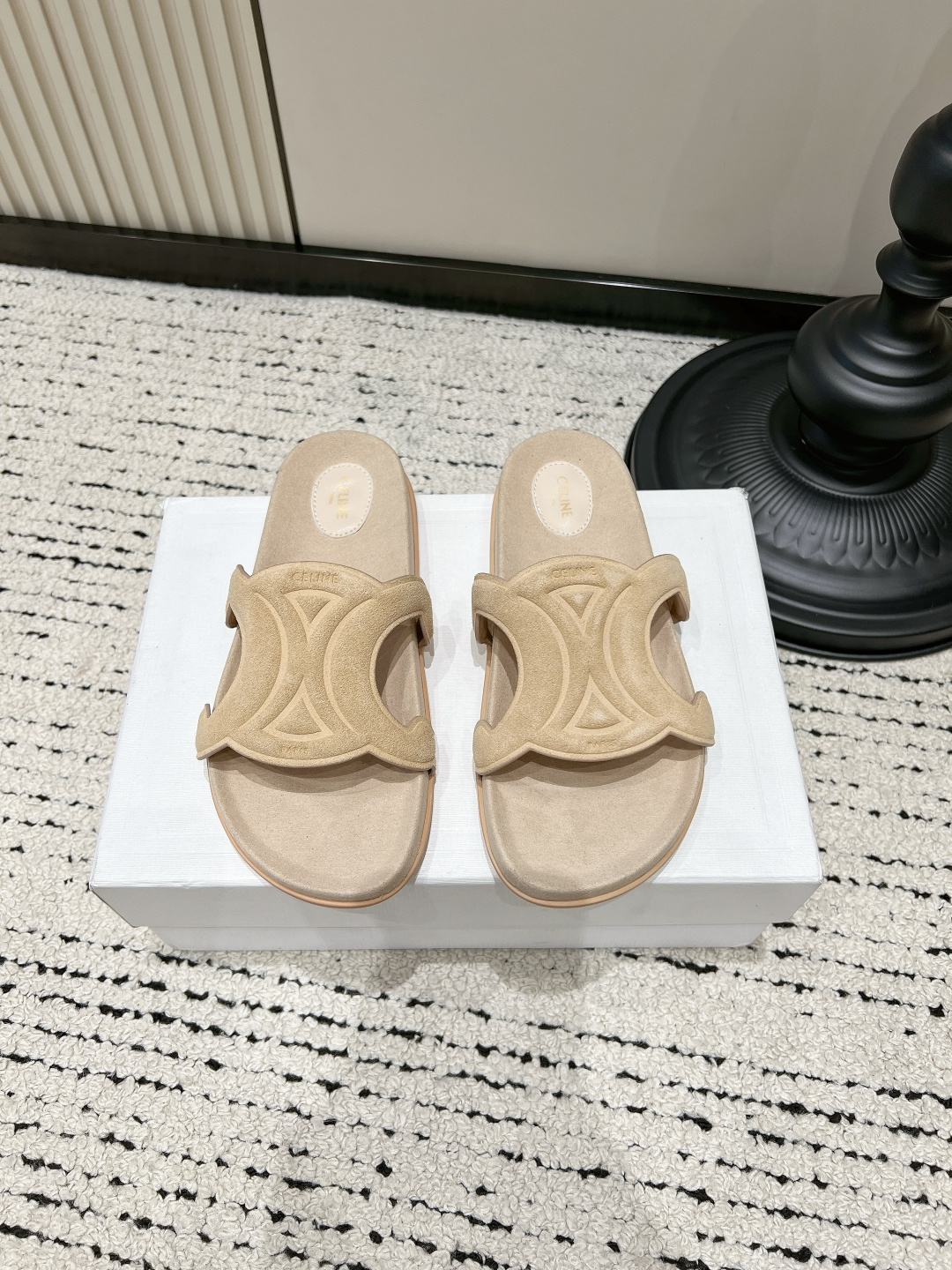 NO:816271,G039 CELINE Triomphe Arc de Triomphe slippers, suede slippers, summer lazy non-slip sandals, vacation beach shoes, this pair of CELINE Triomphe slippers really replicates the essence!  The upper is made of delicate caramel brown suede, and the three-dimensional tailoring and embossed logo of the Arc de Triomphe have been restored in place. The footbed is also suede of the same color, and the texture is directly full. The 0.5cm low heel design quietly lengthens the leg line, and the soft elastic latex insole gives a 'stompy' feeling when walking, and will not be tired after long-term wear. Wear it out in the summer, and the low-key logo is self-recognizable. It looks noble with any clothes. Retro style lovers really can't refuse!  ■Cow leather upper ■Sheepskin for foot pads ■Rubber outsole ■size 35-40 (40 is custom-made, non-refundable and non-exchangeable), slippers, celine, slippers, cowhide, sheepskin, chamois leather19860909G039 CELINE Triomphe凯旋门拖鞋 麂皮一字拖 夏季懒人防滑凉拖 度假沙滩鞋 这双CELINE Triomphe一字拖真的复刻到了精髓！ 鞋面是细腻的焦糖棕麂皮,凯旋门的立体剪裁和压印logo都还原到位,鞋床也是同色系绒面,质感直接拉满. 0.5cm的低跟设计,悄悄拉长腿线,软弹的乳胶鞋垫,走路自带“踩屎感”,久穿不累. 夏天穿它出门,低调的logo自带辨识度,搭配任何衣服都显贵,复古控真的无法拒绝！ ■鞋面牛皮 ■垫脚羊皮 ■大底橡胶 ■size35-40（40定做不退不换）,拖鞋,celine,slippers,cowhide,sheepskin,chamois leather,Women's Shoes