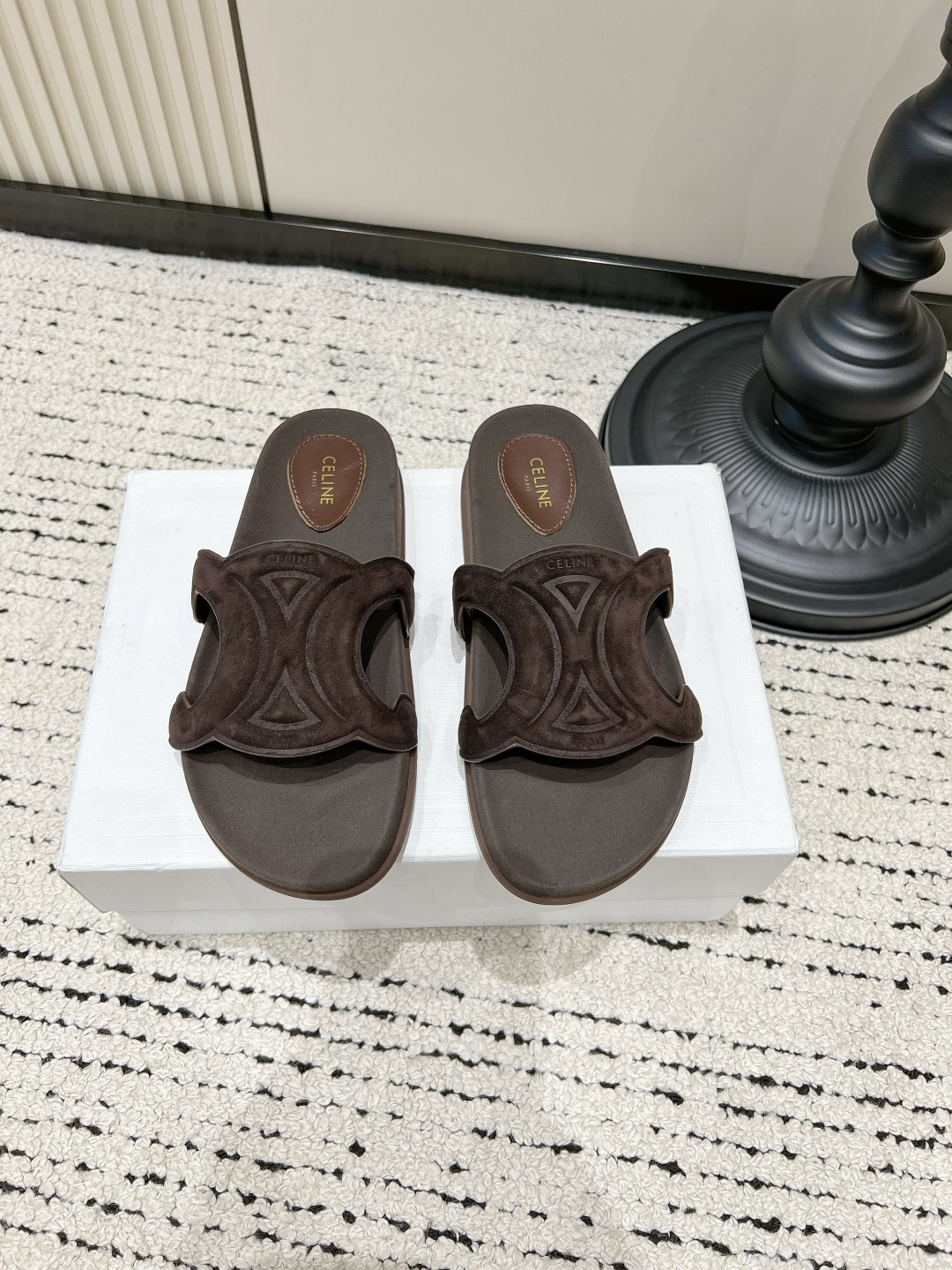 NO:816276,G599 CELINE Triomphe Arc de Triomphe slippers, suede slippers, summer lazy non-slip sandals, vacation beach shoes, this pair of CELINE Triomphe slippers really replicates the essence!  The upper is made of delicate caramel brown suede, and the three-dimensional tailoring and embossed logo of the Arc de Triomphe have been restored in place. The footbed is also suede of the same color, and the texture is directly full. The 0.5cm low heel design quietly lengthens the leg line, and the soft elastic latex insole gives a 'stompy' feeling when walking, and will not be tired after long-term wear. Wear it out in the summer, and the low-key logo is self-recognizable. It looks noble with any clothes. Retro style lovers really can't refuse!  ■Cow leather upper ■Sheepskin for foot pads ■Rubber outsole ■size 35-40 (40 is custom-made, non-refundable and non-exchangeable), slippers, celine, slippers, cowhide, sheepskin, chamois leather19860909G599 CELINE Triomphe凯旋门拖鞋 麂皮一字拖 夏季懒人防滑凉拖 度假沙滩鞋 这双CELINE Triomphe一字拖真的复刻到了精髓！ 鞋面是细腻的焦糖棕麂皮,凯旋门的立体剪裁和压印logo都还原到位,鞋床也是同色系绒面,质感直接拉满. 0.5cm的低跟设计,悄悄拉长腿线,软弹的乳胶鞋垫,走路自带“踩屎感”,久穿不累. 夏天穿它出门,低调的logo自带辨识度,搭配任何衣服都显贵,复古控真的无法拒绝！ ■鞋面牛皮 ■垫脚羊皮 ■大底橡胶 ■size35-40（40定做不退不换）,拖鞋,celine,slippers,cowhide,sheepskin,chamois leather,Women's Shoes