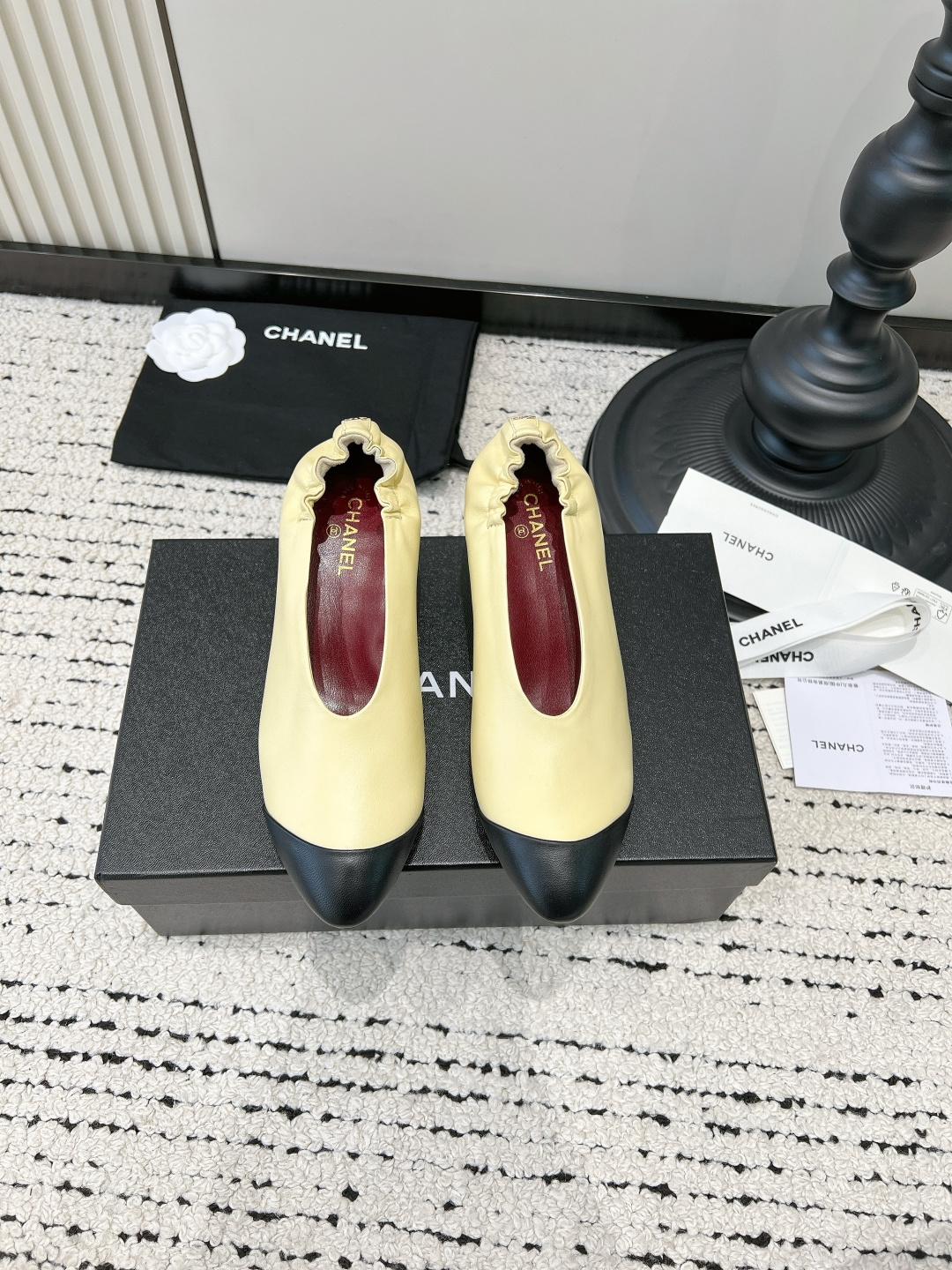 NO:816284,G904 Chanel/Chanel French retro ladylike color-blocked high heels, elastic V-neck nude pointed-toe shoes, can be worn at work or on dates. Who knows!  This pair of shoes directly welds 'French elegance' to your feet. The classic two-color shoe design really never goes out of style!  The nude shoe body + white toe cap has a built-in buff that lengthens the leg lines. It instantly transforms into a 'leg essence' when put on, and even small sisters can easily control it~ The elastic pleated design of the shoe mouth is also very girl-friendly!  It does not squeeze your feet at all. The soft lambskin is very comfortable for your feet and you will not feel tired after walking all day. The height of the mid-heel is just right, which can support your aura without feeling like a 'torture tool'. It is very suitable for daily commuting and dating. ■Cow leather upper layer ■Sheepskin lining ■Leather outsole ■size 35-39 (40-41-42 is custom-made and non-returnable), high-heeled shoes, chanel, chanel, high  heels,cowhide,sheepskin,Leather soles19860909G904 Chanel/香奈儿 法式复古 名媛风拼色高跟鞋 松紧V口裸色尖头单鞋 职场/约会都能搭 谁懂啊！这双鞋直接把“法式优雅”焊在脚上了 经典的双色鞋设计真的永不过时！裸色鞋身+白色鞋头,自带拉长腿部线条的buff,穿上秒变“腿精”既视感,小个子姐妹也能轻松驾驭～ 鞋口的松紧褶皱设计也太懂女生了！完全不挤脚,软乎乎的小羊皮上脚巨舒服,走一天路都不累.中跟的高度刚好,既能撑住气场,又不会有“刑具感”,日常通勤、约会穿都超合适. ■鞋面头层牛皮 ■内里羊皮 ■大底真皮大底 ■size35-39（40-41-42定做不退换）,高跟鞋单鞋,chanel,chanel,high heels,cowhide,sheepskin,Leather soles,Women's Shoes