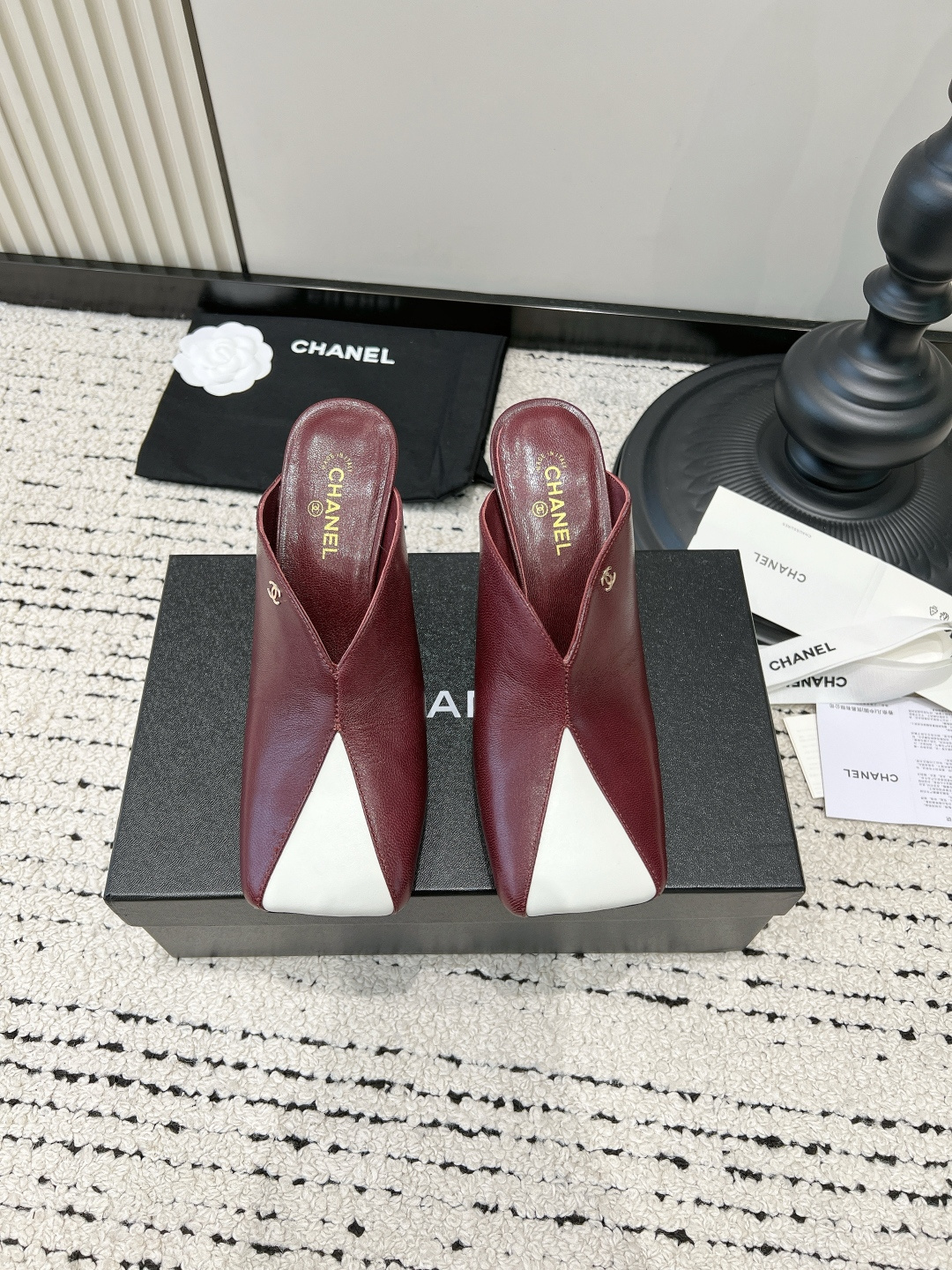 NO:816280,G904 Chanel/Chanel French retro glossy patent leather color matching high-heeled mules for outer wear lazy half drag Help!  This pair of red and pink color-blocked mules is so good!  !  At first glance, I was attracted by this contrasting color of red and pink. The glossy patent leather texture is full of texture. It is blingbling under the sun, as if the passion and tenderness of spring are worn on the feet~ The square toe design has a retro atmosphere. The light pink splicing on the toe neutralizes the boldness of the bright red. It has just the right balance of sweetness and coolness without looking too earthy at all!  Moreover, it is a Muller semi-drag style, so lazy people can just put it on and go out. It is matched with a mid-heeled heel, which brings a sense of aura when walking, and is stable and not tiring on the feet. It is very suitable for commuting and dating. ■Patent leather upper ■Sheepskin lining ■Genuine leather outsole ■size 35-39 (40-41-42 is custom-made and non-returnable), semi-drag high heels, chanel, chanel, high heels, sheepskin, Leather soles19860909G904 Chanel/香奈儿 法式复古 亮面漆皮拼色 高跟穆勒鞋 外穿懒人半拖 救命！这双红粉拼色穆勒鞋也太会了吧！！ 第一眼就被这个红粉撞色拿捏了,亮面漆皮质感直接拉满,阳光下blingbling的,像把春天的热情和温柔都穿在了脚上~ 方头设计自带复古氛围感,鞋头的浅粉色拼接中和了大红色的张扬,甜酷平衡得刚刚好,完全不会显土！而且它是穆勒半拖款式,懒人直接套上就能出门,搭配中跟鞋跟,走路自带气场,又稳又不累脚. 常通勤、约会穿都超合适. ■鞋面漆皮 ■内里羊皮 ■大底真皮大底 ■size35-39（40-41-42定做不退换）,半拖高跟鞋,chanel,chanel,high heels,sheepskin,Leather soles,Women's Shoes