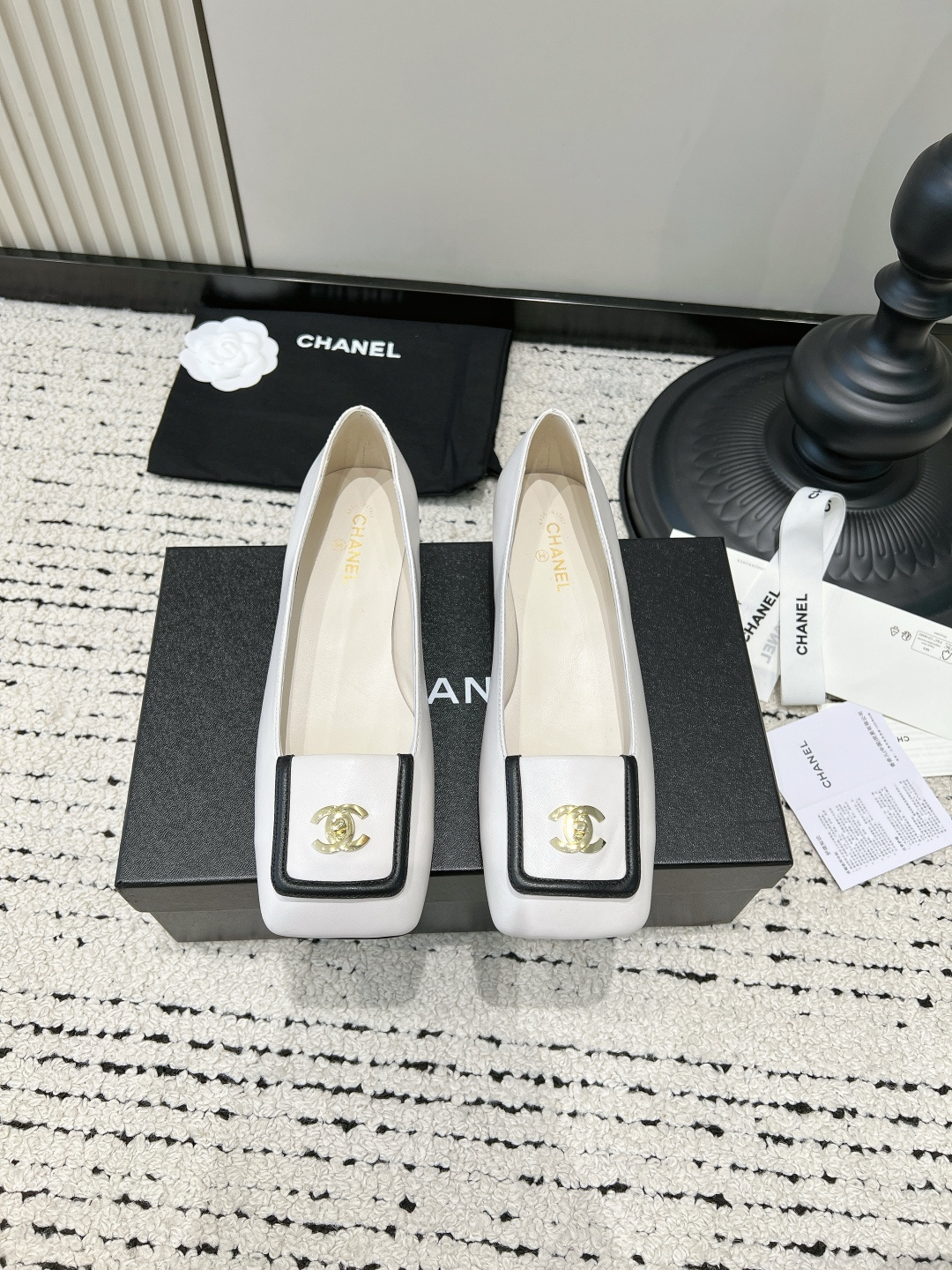 NO:816270,G904 Chanel/Chanel small fragrant suede square toe flat shoes classic double C buckle commuter soft-soled ballet shoes for women. Who knows!  This pair of nude suede shoes is the ceiling of gentleness. It has a soft and fufu light apricot suede texture. It comes with a soft light filter on the upper foot. It is gentle to the bones. Even yellow-skinned sisters can easily control it, regardless of skin color!  The square toe design has a retro French charm, paired with the double C metal buckle on the toe, which is low-key and elegant, and it has a perfect sense of sophistication~ The most surprising thing is its feel on the feet!  The soft sole design is like stepping on clouds. It does not wear your feet at all, and you can go for a day without any pressure during daily commuting. The low-heeled design can quietly lengthen the leg line without the burden of high heels at all, and can be easily controlled by small people. ■Suede upper ■Sheepskin lining ■Leather outsole ■size35-39 (40-41-42 is custom-made and non-returnable), high-heeled shoes, chanel, chanel, high heels, sheepskin, chamois  leather,leather soles19860909G904 Chanel/香奈儿 小香风麂皮方头 平底单鞋 经典双C扣 通勤软底芭蕾鞋女 谁懂啊！这双裸色麂皮单鞋就是温柔天花板吧 软fufu的浅杏色麂皮质感,上脚自带柔光滤镜,温柔到骨子里,黄皮姐妹也能轻松驾驭,完全不挑肤色！方头设计自带复古法式韵味,搭配鞋头的双C金属扣,低调又显贵,把精致感拿捏得死死的~ 最惊喜的是它的脚感！软底设计像踩在云朵上一样,完全不磨脚,日常通勤走一天路都毫无压力.低跟的设计既能悄悄拉长腿部线条,又完全没有高跟鞋的负担,小个子也能轻松驾驭. ■鞋面麂皮 ■内里羊皮 ■大底真皮大底 ■size35-39（40-41-42定做不退换）,高跟鞋单鞋,chanel,chanel,high heels,sheepskin,chamois leather,Leather soles,Women's Shoes