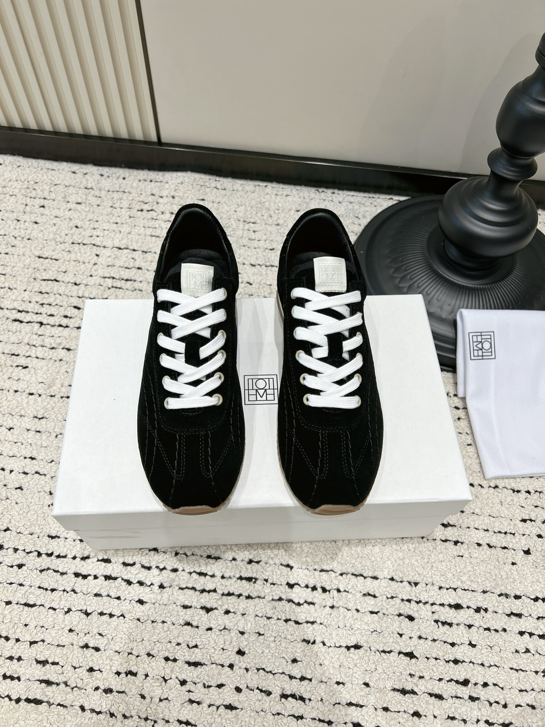 NO:816266,G123 [Toteme] retro dark brown suede moral training shoes, flat lace-up Forrest Gump shoes, casual and versatile sneakers, help!  This pair of brown De Xun shoes is the soul of autumn and winter outfits. The Toteme style retro feel directly fills the air!  The texture of the dark brown suede is really amazing. It feels soft to the touch and has an old-fashioned and lazy atmosphere. It doesn't care about style at all. Whoever wears it is a Korean blogger~ The shoe style is the super popular Forrest Gump shoe style. The pointed toe design quietly lengthens the leg line. It is matched with a raw rubber sole. It is retro and tall, and can be easily controlled by a small person!  Moreover, it feels really comfortable on the feet. The soft sole feels like stepping on clouds. You won’t feel tired after walking all day long. It’s perfect for daily commuting and going out on the street. It’s a universal formula for matching!  Paired with jeans, it looks casual and American, paired with suit pants, it looks simple and high-end, paired with a windbreaker, it looks like the heroine of a Korean drama in autumn and winter. A pair of shoes takes over the matching of my entire wardrobe. No wonder it is a must-have versatile item in the shoe cabinet!  ■Upper sheepskin ■Lining sheepskin ■Outsole rubber outsole ■size35-39 (40 custom made, non-refundable), casual shoes/sports shoes, sneakers, jeans, business suit, sheepskin, sheep, chamois leather19860909G123【Toteme】复古深棕麂皮德训鞋 平底系带阿甘鞋 休闲百搭运动鞋 救命！这双棕色德训鞋才是秋冬穿搭的灵魂吧 Toteme风的复古感直接拉满！深棕麂皮的质感真的绝了,摸起来软乎乎的,自带做旧的慵懒氛围感,完全不挑风格,谁穿谁是韩系博主~ 鞋型是超火的阿甘鞋版型,尖头设计悄悄拉长腿部线条,搭配生胶鞋底,复古又显高,小个子也能轻松驾驭！而且它的脚感真的巨舒服,软底上脚像踩云朵一样,暴走一天都不累,日常通勤、出街穿都超合适. 搭配更是万能公式！配牛仔裤是随性美式,配西装裤是简约高级,配风衣就是秋冬韩剧女主,一双鞋承包了我整个衣柜的搭配,难怪说它是鞋柜里必须有的百搭款！ ■鞋面羊京 ■内里羊皮 ■大底橡胶大底 ■size35-39（40定做不退换）,休闲鞋/运动鞋,sneakers,jeans,business suit,sheepskin,sheep,chamois leather,Women's Shoes
