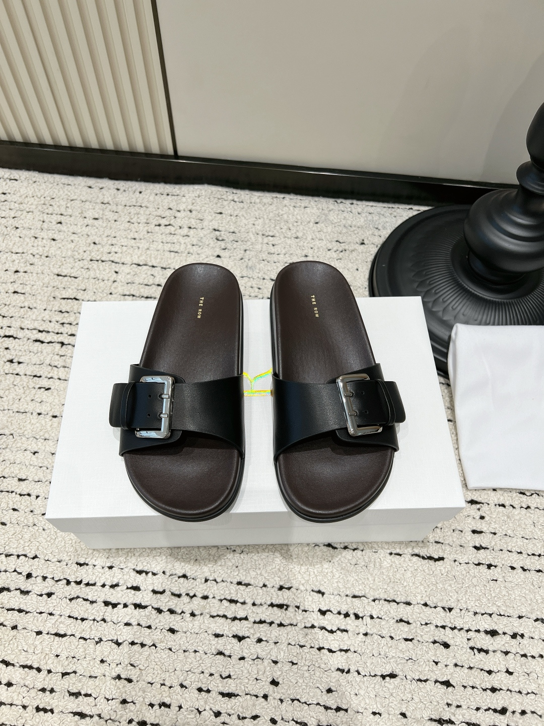 NO:816263,G123 The Row style minimalist buckle sandals, outer slippers, high-end flat sandals, who knows!  This pair of The Row-style sandals is the ceiling of minimalism. I was immediately attracted by the clean white and brown color scheme at first glance!  The milky white pebbled leather belt + dark brown leather sole has no unnecessary decoration, but it has a sense of nobility and relaxation. It is the kind of texture that becomes more and more advanced the more you look at it!  The metal square buckle design on the upper is not only the finishing touch, but also can be adjusted for tightness, which is super friendly to various foot types!  Moreover, its foot feel is really amazing. The soft genuine leather sole makes stepping on it feel like stepping on clouds. Your feet won’t hurt even if you walk all day long. You can just put them on when you go out in summer. Lazy people are ecstatic!  ■Sheepskin upper ■Rubber outsole ■size35-39 (40 custom made, non-returnable), slippers, sandals, slippers, sheepskin19860909G123 The Row风极简一字带扣凉拖 外穿拖鞋 高级感平底凉鞋 谁懂啊！这双The Row风凉拖才是极简主义的天花板 一眼就被这干净的白棕配色拿捏了！奶白色的荔枝纹皮带+深棕真皮鞋底,没有多余的装饰,却自带一种贵气松弛感,是那种越看越高级的质感！ 鞋面上的金属方扣设计,既是点睛之笔,又可以调节松紧,对各种脚型都超友好！而且它的脚感真的绝了,软乎乎的真皮鞋底,踩上去就像踩在云朵上,暴走一天都不硌脚,夏天出门直接套上就能走,懒人狂喜！ ■鞋面羊皮 ■大底橡胶大底 ■size35-39（40定做不退换）,拖鞋,sandals,slippers,sheepskin,Women's Shoes