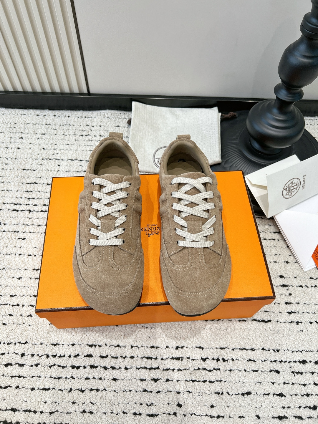 NO:816259,Men's 10G639 Hermes moral training shoes for women, retro frosted suede lace-up casual sports shoes, versatile old money style flat shoes, who knows!  This pair of H family moral training shoes welds low-key elegance to your feet!  The texture of the frosted suede is really amazing, and the dark gray color has a lazy and relaxed feel. It gives you a French old-money atmosphere directly on your feet, so you don’t have to choose what to wear!  Whether worn with jeans, sweatpants or a dress, you can wear it with an effortless high-end feel. The soft soles will keep you from getting tired all day long. They are very suitable for daily commuting and going out for fun. They are versatile and durable, and are a treasure shoe that will be worn every day!  ■Suede upper ■Sheepskin lining ■Outsole Rubber outsole ■size35-45 (40 women's custom-made, non-returnable), casual shoes/sports shoes, hermes, hermes, flats, sneakers, skirts, jeans, sheepskin, chamois leather19860909男10G639 Hermes爱马仕 德训鞋女 复古磨砂麂皮系带休闲运动鞋 百搭老钱风平底鞋 谁懂啊！这双H家德训鞋把低调贵气焊在脚上了！ 磨砂麂皮的质感真的绝了,深灰色自带慵懒松弛感,上脚直接拉满法式老钱氛围,完全不挑穿搭！ 不管是配牛仔裤、运动裤还是连衣裙,都能穿出毫不费力的高级感,软乎乎的鞋底暴走一天都不累,日常通勤、出门玩穿它超合适,百搭又耐看,越穿越香的宝藏鞋款！ ■鞋面麂皮 ■内里羊皮 ■大底橡胶大底 ■size35-45（40女定做不退换）,休闲鞋/运动鞋,hermes,hermes,flats,sneakers,skirts,jeans,sheepskin,chamois leather,Women's Shoes