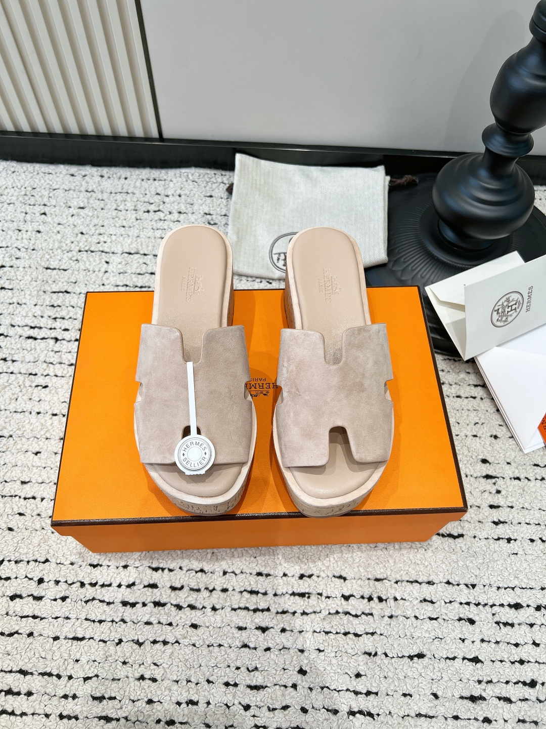 NO:816255,G639 Hermes thick-soled slippers for women, summer outer wear platform sandals, taller and slimmer leather wedge sandals, H family's thick-soled slippers that are popular!  I’ve found my natal summer shoes for lazy people. I’ve been wondering whether thick-soled slippers would be bulky before, but this pair really refreshed my understanding!  The delicate leather texture is superb, and the shape of the shoe is perfect for modifying the shape of the foot. The upper foot is huge and the foot is small. The thick sole comes with a heightening buff, and it is directly welded to the foot of a small person!  It looks refreshing when paired with light-colored trousers, and cool when paired with dark-colored trousers. It can be worn all year round (except winter). The key is that it feels so comfortable on the feet. The soft soles do not chafe your feet. You can wear it directly when you go out for work!  ■Cowhide upper layer ■Sheepskin for foot pads ■Rubber outsole ■size35-39 (customized for 40, non-returnable), slippers, hermes, hermes, sandals, slippers, cowhide, sheepskin19860909G639 Hermes爱马仕 厚底拖鞋女 夏季外穿一字带松糕凉拖 增高显瘦真皮坡跟凉鞋 被问爆的H家厚底拖鞋！懒人夏季本命鞋找到了 之前一直纠结厚底拖鞋会不会显笨重,这双真的刷新认知！ 细腻的皮质质感超棒,鞋型修饰脚型一绝,上脚巨显脚小,厚底自带增高buff,小个子直接焊死在脚上！ 搭配浅色系裤子清爽,搭配深色裤子又酷飒,一年四季（除了冬天）都能穿,关键是脚感也太舒服了,软底不磨脚,打工人出门直接穿！ ■鞋面头层牛皮 ■垫脚羊皮 ■大底橡胶大底 ■size35-39（40定做不退换）,拖鞋,hermes,hermes,sandals,slippers,cowhide,sheepskin,Women's Shoes