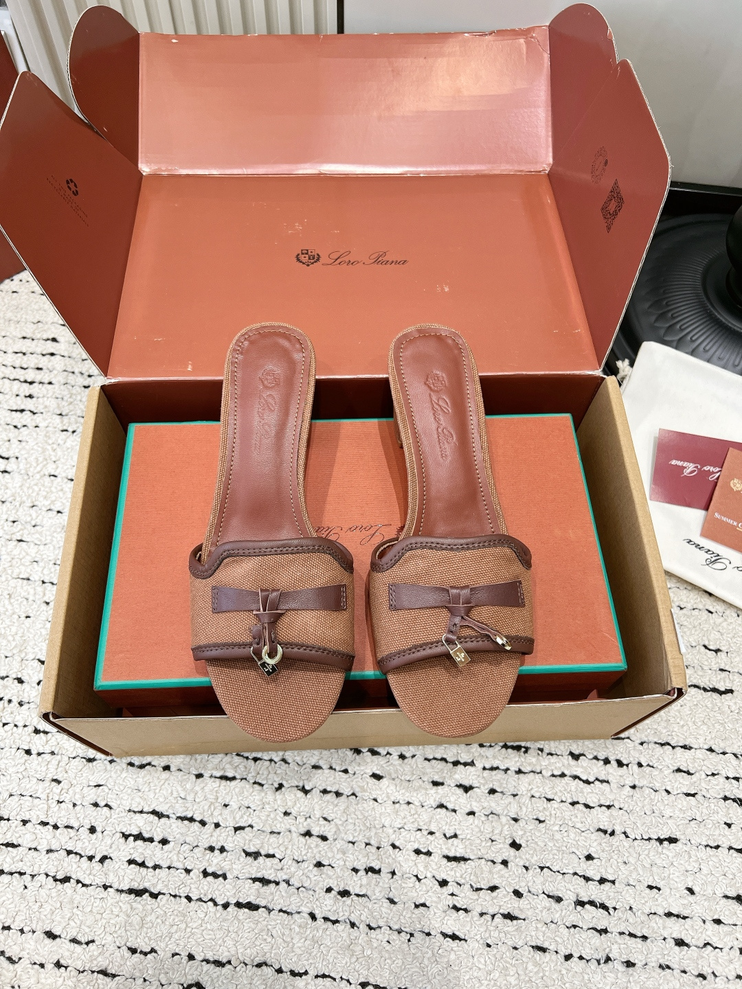 NO:816244,G306 Loro Piana same style suede mid-heeled sandals for women, summer outer wear tassel block-heeled slippers, genuine leather comfortable sandals, who knows!  This pair of sandals puts low-key elegance on your feet!  The delicate suede comes with a soft light filter, and the details of tassels and metal pendants give it a lazy old-money vibe. The thick mid-heel design quietly elongates the leg line, making it stable enough to walk without getting tired even after a day of walking!  Whether worn with linen trousers, suit trousers or a holiday-style dress, you can wear it effortlessly with a relaxed and high-end feel. The yellow tone comes with a refreshing summer buff. It is very suitable for commuting, going out, and dating. It is a treasure shoe that is fragrant throughout the world!  ■Suede upper ■Sheepskin for foot pads ■Genuine leather outsole ■size35-39 (40 custom made, non-refundable), slippers, loro piana, sandals, slippers, skirts, business suit, sheepskin, chamois leather, Leather soles19860909G306 Loro Piana 同款麂皮中跟凉拖女 夏季外穿流苏粗跟一字拖鞋 真皮舒适凉鞋 谁懂啊！这双凉拖把低调贵气焊在脚上了！ 细腻的麂皮自带柔光滤镜,流苏+金属挂饰的细节,把慵懒的老钱氛围拉满,粗中跟的设计悄悄拉长腿线,走路稳到暴走一天都不累！ 不管是配亚麻裤、西装裤还是度假风连衣裙,都能穿出毫不费力的松弛高级感,黄调自带夏日清爽buff,通勤、出街、约会穿它都超合适,越穿越香的宝藏鞋款！ ■鞋面麂皮 ■垫脚羊皮 ■大底真皮大底 ■size35-39（40定做不退换）,拖鞋,loro piana,sandals,slippers,skirts,business suit,sheepskin,chamois leather,Leather soles,Women's Shoes