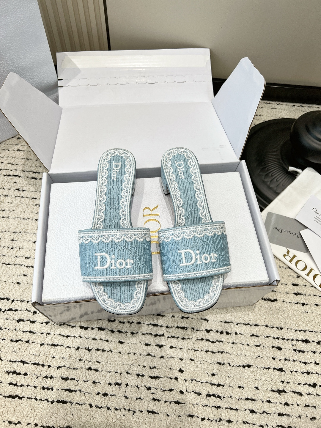 NO:816247,Airplane box G595 Dior same style lace edge thick heel sandals for women, summer outer wear embroidered flip flops, retro temperament medium heel sandals, help!  This pair of lace sandals puts French elegance directly on your feet!  Classic black bottom + exquisite white lace, with embroidered letters, gentle and a little delicate, thick and medium heels, stable enough to walk without getting tired after a day of running!  The shoe type has a foot-modifying effect, and the upper part of the foot shows off the slender feet. Whether it is worn with a dress, suit trousers or jeans, it can be worn with effortless French elegance. It is very suitable for dating, commuting, and going out on the street. It is gentle and durable, and is a treasure shoe that is timeless and fragrant!  ■size35-39 (40 customized, non-refundable), slippers, dior, sandals, slippers, skirts, jeans, business suit19860909飞机盒G595 Dior 同款蕾丝边粗跟凉拖女 夏季外穿刺绣一字拖 复古气质中跟凉鞋 救命！这双蕾丝凉拖直接把法式贵气焊在脚上！ 经典黑底+精致白蕾丝花边,搭配刺绣字母,温柔又带点小精致,粗中跟走路稳到暴走一天都不累！ 鞋型自带修饰脚型效果,上脚巨显脚细,不管是配连衣裙、西装裤还是牛仔裤,都能穿出毫不费力的法式优雅,约会、通勤、出街穿它都超合适,温柔又耐看,越穿越香的宝藏鞋款！ ■size35-39（40定做不退换）,拖鞋,dior,sandals,slippers,skirts,jeans,business suit,Women's Shoes