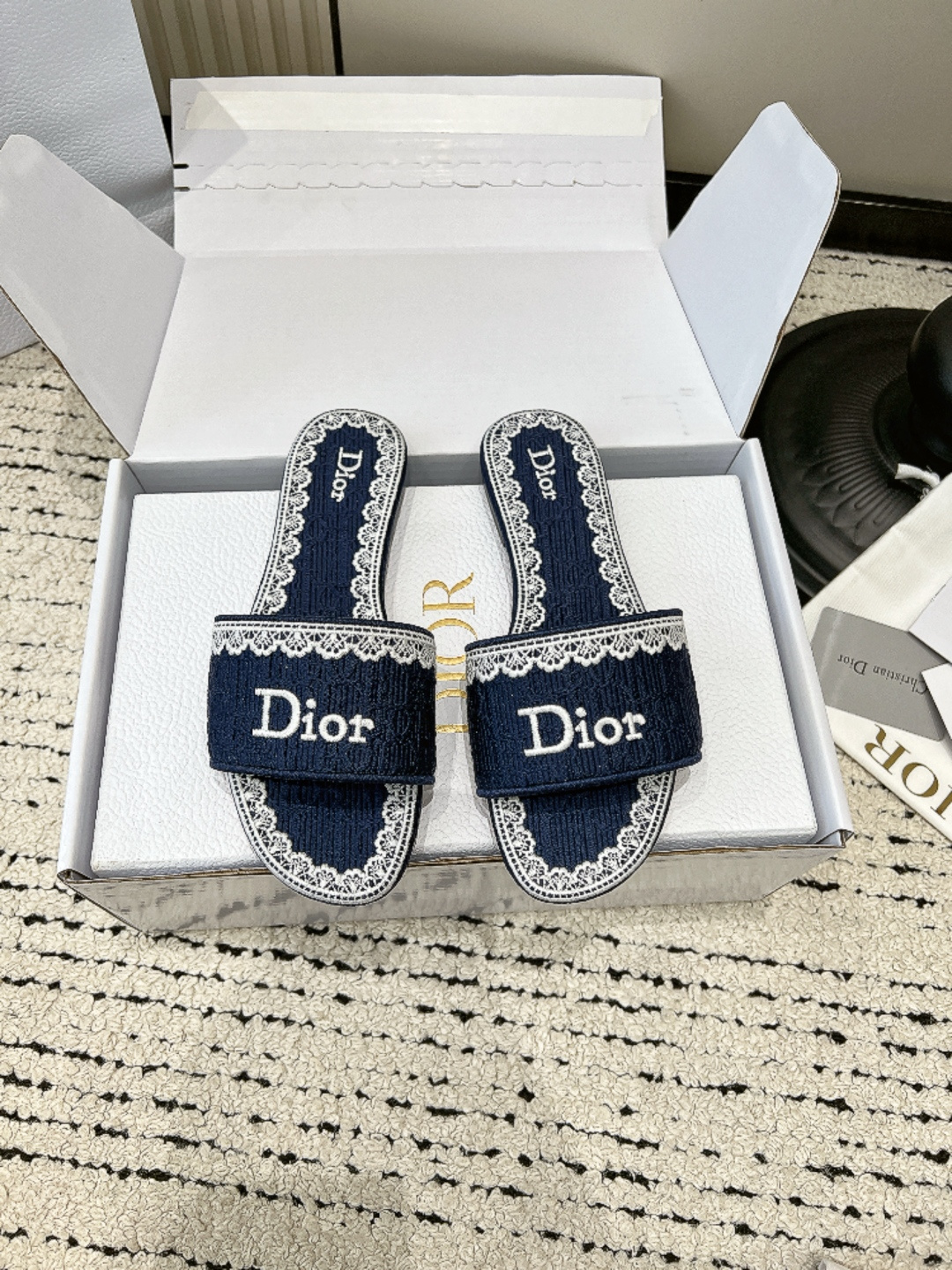 NO:816251,Airplane box G595 Dior same style lace edge flat sandals for women Summer outer wear embroidered flip flops Retro style flat sandals Help!  This pair of lace sandals puts French elegance directly on your feet!  Classic black bottom + exquisite white lace, with embroidered letters, gentle and a little delicate, the flat bottom is stable enough to walk without getting tired after a day of running!  The shoe type has a foot-modifying effect, and the upper part of the foot shows off the slender feet. Whether it is worn with a dress, suit trousers or jeans, it can be worn with effortless French elegance. It is very suitable for dating, commuting, and going out on the street. It is gentle and durable, and is a treasure shoe that is timeless and fragrant!  ■size35-39 (40 customized, non-refundable), slippers, dior, sandals, slippers, skirts, jeans, business suit19860909飞机盒G595 Dior 同款蕾丝边平底凉拖女 夏季外穿刺绣一字拖 复古气质平底凉鞋 救命！这双蕾丝凉拖直接把法式贵气焊在脚上！ 经典黑底+精致白蕾丝花边,搭配刺绣字母,温柔又带点小精致,平底走路稳到暴走一天都不累！ 鞋型自带修饰脚型效果,上脚巨显脚细,不管是配连衣裙、西装裤还是牛仔裤,都能穿出毫不费力的法式优雅,约会、通勤、出街穿它都超合适,温柔又耐看,越穿越香的宝藏鞋款！ ■size35-39（40定做不退换）,拖鞋,dior,sandals,slippers,skirts,jeans,business suit,Women's Shoes