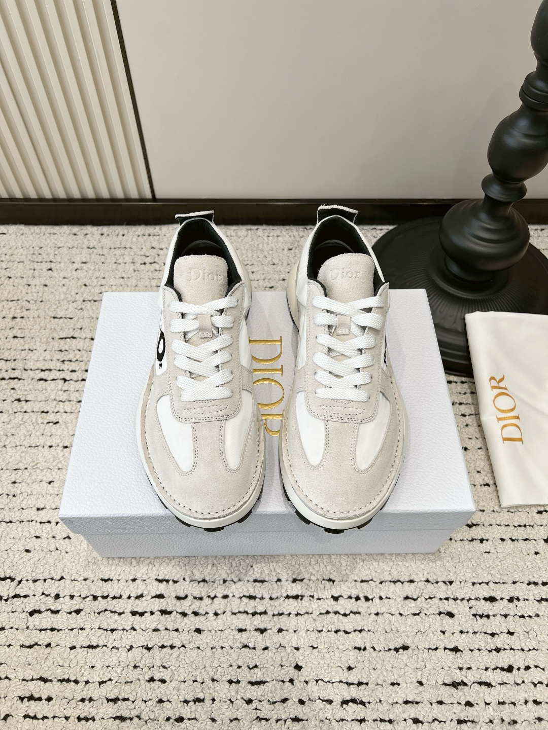 NO:820089,G039 Dior color-blocked retro Forrest Gump shoes, nubuck leather casual sports shoes, versatile thick-soled dad shoes for men, who knows!  This pair of Dior Forrest Gump shoes directly welds the sweet and cool feeling on the feet!  The dark gray nubuck leather is paired with macaron blue + pink shoelaces. The contrasting color design is sweet and cool. The Dior logo on the side of the shoe is low-key and recognizable. The splash-ink details on the side of the shoe directly hit my heart. The thick-soled sole is quietly increased without being bulky. The upper foot is super slim, and the soft feeling on the foot makes you not tired after walking all day!  It goes well with overalls, jeans or sweatpants. It is perfect for daily commuting and shopping. It is a versatile ceiling!  ■size39-45, casual shoes/sports shoes, dior, dior, sneakers, jeans19860909G039 Dior迪奥拼色复古阿甘鞋磨砂皮休闲运动鞋百搭厚底老爹鞋男款 谁懂啊！这双Dior阿甘鞋直接把甜酷感焊在脚上！ 深灰磨砂皮搭配马卡龙蓝+粉鞋带,撞色设计又甜又酷,鞋侧的Dior标识低调又有辨识度,鞋边的泼墨细节直接戳中我的心巴 厚底鞋底悄悄增高还不显笨重,上脚超显腿细,软乎乎的脚感暴走一天都不累！不管是配工装裤、牛仔裤还是运动裤都超搭,日常通勤、逛街穿都超合适,妥妥的百搭天花板！ ■size39-45,休闲鞋/运动鞋,dior,dior,sneakers,jeans,Women's Shoes