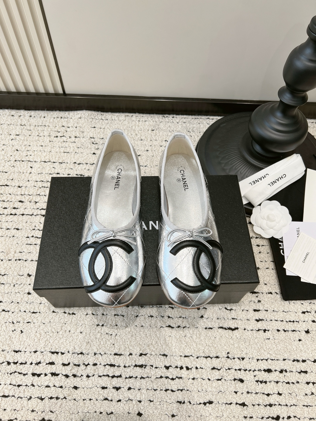 NO:820076,G904 Chanel Chanel Style Color Block Double C Ballet Shoes Women's Flat Genuine Leather Diamond Soft Sole Shoes Versatile Shoes I finally understand why ballet shoes are Chanel's eternal classic!  This pair of black and white ballet shoes is so stunning!  The design of rhombus pattern + double C logo brings a sense of French elegance. The bow details are gentle and playful, and it doesn’t care about style at all. It is perfect for commuting, dating or daily wear!  The soft sheepskin is extremely comfortable for your feet, and the flat-bottomed design makes you not tired even after walking all day long. It also makes your feet slimmer and your legs straighter!  Pair it with suit pants and you will look like a smart urban beauty. Pair it with a dress and you will look like a gentle French girl. It is a versatile wardrobe!  ■size35-39 (40-41 customized, non-returnable), single shoes, chanel, chanel, skirts, business suit, sheepskin19860909G904 Chanel 香奈儿 风拼色双C芭蕾鞋女平底真皮菱格软底单鞋百搭浅口瓢鞋 终于懂为什么芭蕾鞋是香奈儿的万年经典款了！ 这双黑白拼色芭蕾鞋也太绝了！菱格纹+双C大logo的设计,自带法式优雅感,蝴蝶结细节温柔又俏皮,完全不挑风格,不管是通勤、约会还是日常穿都超合适！ 软乎乎的羊皮上脚巨舒服,平底设计暴走一天都不累,而且巨显脚瘦显腿直！搭配西装裤是干练的都市丽人,搭配连衣裙又是温柔的法式少女,妥妥的衣柜百搭王！ ■size35-39（40-41 定做不退换）,单鞋,chanel,chanel,skirts,business suit,sheepskin,Women's Shoes