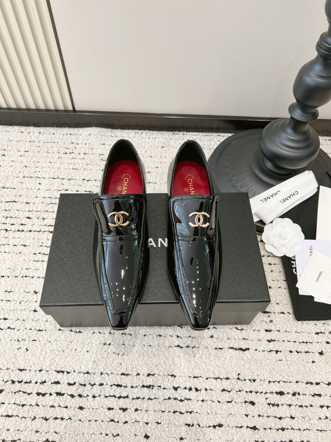 NO:820131,G904 Chanel Xiaoxiangfeng Patent Leather Loafers Women's Thick Heel Pointed Toe Low Heel Single Shoes for Commuting Versatile Double C-Buckle British Leather Shoes I am stunned by this pair of small fragrant style loafers that are so white that they shine!  The glossy lacquered leather has a superb feel. It has a water filter on the upper toe. The design of the square toe and low thick heel not only retains the neatness of loafers, but also adds a bit of gentleness. The double C metal buckle on the toe is low-key and noble. I will love the details!  The 3cm thick heel is so stable when you walk on it that you don’t have to worry about grinding your feet. It can also quietly lengthen your leg lines. Paired with suit pants, you will be a capable workplace queen. Paired with a dress, you will instantly become an elegant lady. It is very suitable for commuting and dating. It has a perfect temperament ceiling!  ■size35-39 (40-41 customized, non-returnable), high heels, single shoes, chanel, loafers, high heels, skirts, business suit19860909G904 Chanel 小香风 漆皮乐福鞋女粗跟尖头低跟单鞋通勤百搭双C扣英伦皮鞋 被这双白到发光的小香风乐福鞋美晕了！ 亮面漆皮质感超绝,上脚自带水光滤镜,方头+低粗跟的设计,既保留了乐福鞋的利落感,又多了几分温柔气质,鞋头的双C金属扣低调又显贵,细节控直接爱了！ 3cm的粗跟走路稳到飞起,完全没有磨脚的烦恼,还能悄悄拉长腿部线条,搭配西装裤是干练的职场女王,搭配连衣裙又秒变优雅大小姐,通勤、约会穿都超合适,妥妥的气质天花板！ ■size35-39（40-41定做不退换）,高跟鞋单鞋,chanel,loafers,high heels,skirts,business suit,Women's Shoes