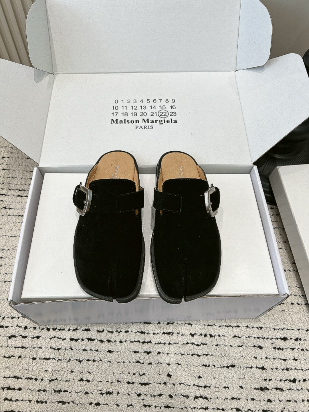 NO:820125,G279 Maison Margiela Margiela split-toe mules for women 2026 new beige nubuck leather toe slippers for outer wear Who knows!  Margiela’s split-toe mules directly weld the looseness to your feet!  The apricot-colored suede leather has a soft texture and comes with a gentle filter. The iconic split-toe design and metal buckle decoration are niche and recognizable. They are not afraid of clashing styles and are extremely comfortable on the feet!  Walking with the soft sole feels like stepping on clouds, and you won’t feel tired even after walking all day long!  Whether it's paired with jeans, wide-leg pants or a lazy long skirt, it goes great. It's perfect for going out every day, going to the supermarket, or checking in at a coffee shop. It's good news for lazy people!  ■Niu Jing upper ■Cow leather lining ■Outsole rubber ■size 35-39 (40-41 customized, non-returnable), half drag, masion margiela, slippers, skirts, jeans, cowhide, chamois leather19860909G279 Maison Margiela 马吉拉 分趾穆勒鞋女 2026新款米杏色磨砂皮包头拖鞋外穿 谁懂啊！马吉拉这双分趾穆勒鞋直接把松弛感焊在脚上！ 米杏色麂皮质感软乎乎的,自带温柔滤镜,标志性的分趾设计加上金属扣饰,小众又有辨识度,完全不怕撞款 上脚巨舒服！软底走路像踩在云朵上,暴走一天都不累！不管是配牛仔裤、阔腿裤还是慵懒风长裙都超搭,日常出门、逛超市、咖啡店打卡穿都超合适,妥妥的懒人福音！ ■鞋面牛京 ■内里牛皮 ■大底橡胶 ■size35-39（40-41定做不退换）,半拖,masion margiela,slippers,skirts,jeans,cowhide,chamois leather,Women's Shoes