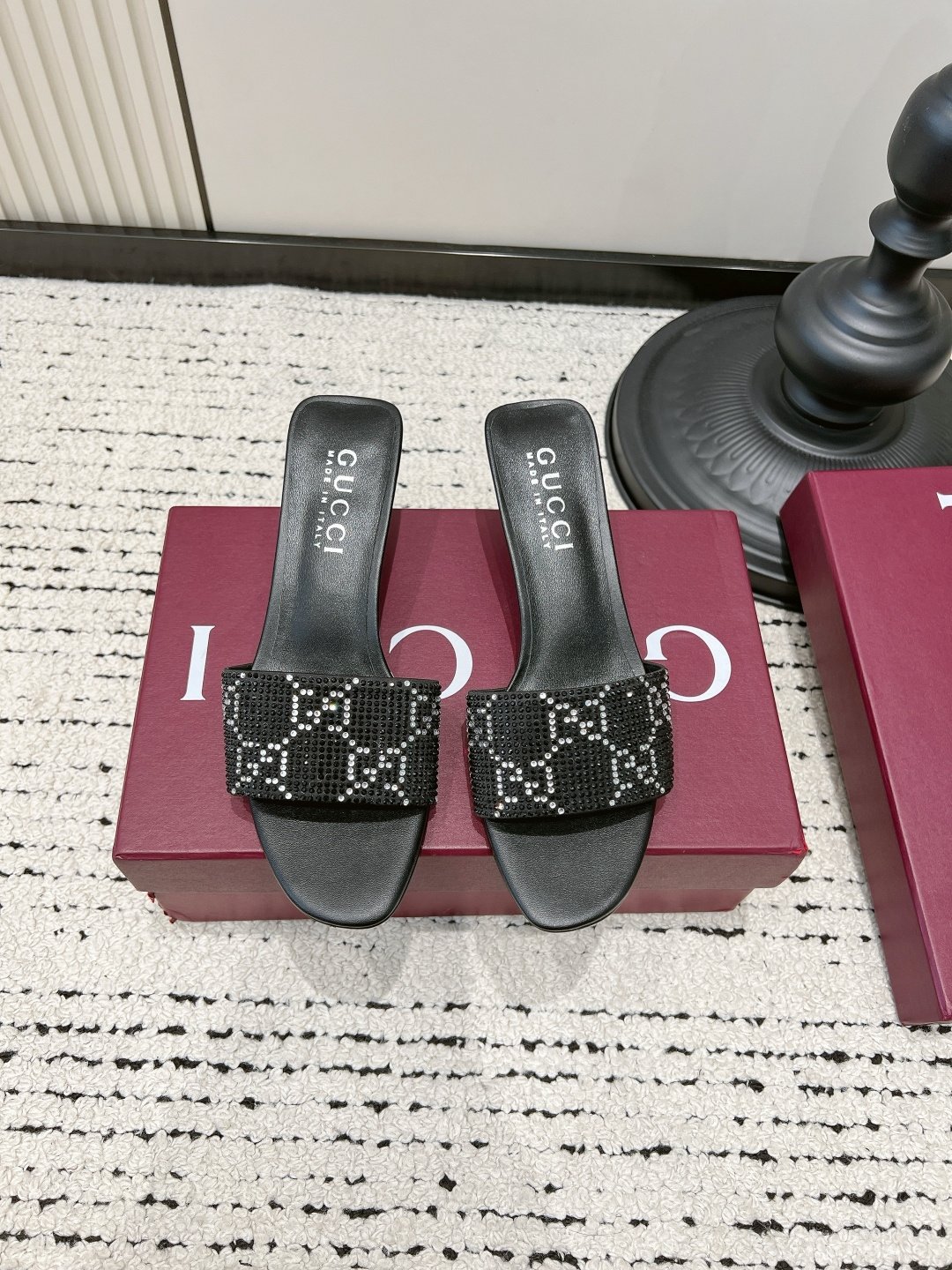 NO:820113,G908 Gucci Gucci same style rhinestone GG high-heeled slippers for women, one-line open toe thin heel slippers, who knows!  This pair of Gucci orange diamond high-heeled slippers directly brings the summer atmosphere!  The eye-catching orange + full-diamond GG presbyopia design is blingbling in the sun, making it an eye-catcher when walking on the street. The stiletto heel design has the effect of elongating the leg line, and the open-toe version shows off the whiteness of the feet. You can instantly transform your feet into a hot girl!  The shoe body is soft and does not scratch your feet at all. The medium heel height makes it stable for walking. It goes well with hot pants, dresses or hot girl suits. It is perfect for beach vacations, dates and nightclubs. It is a must-have for hot girls in summer!  ■Heel height 5.5cm ■size 35-39 (40-41-42 customized, non-refundable), high heels and slippers, gucci, gucci, high heels, slippers, skirts19860909G908 Gucci 古驰 同款水钻GG高跟拖鞋女外穿一字带露趾细跟凉拖 谁懂啊！这双古驰橙钻高跟拖鞋直接把夏日氛围感拉满！ 亮眼的橘橙色+满钻GG老花设计,在阳光下blingbling的,走在街上就是行走的吸睛体 细高跟的设计自带拉长腿线效果,露趾版型超显脚白,上脚瞬间变身辣妹！ 鞋身软乎乎的,上脚完全不磨脚,中跟高度走路也稳,不管是配热裤、连衣裙还是辣妹套装都超搭,海边度假、约会、夜店穿都超合适,妥妥的夏日辣妹必备！ ■跟高5.5cm ■size35-39（40-41-42定做不退换）,高跟鞋拖鞋,gucci,gucci,high heels,slippers,skirts,Women's Shoes