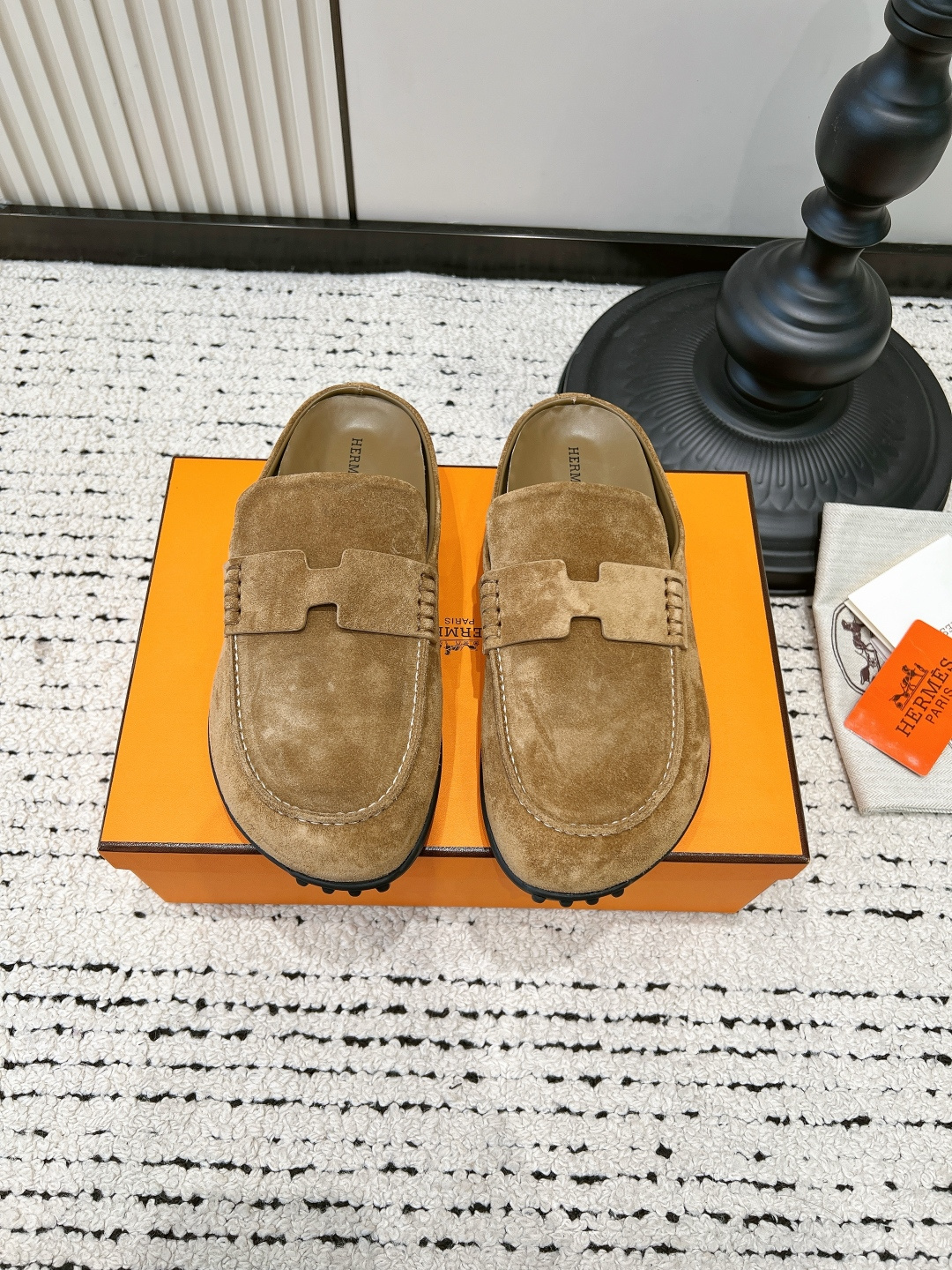 NO:820107,G639 Hermes women's same style mules, suede H-buckle half slippers, lazy one-leg loafer slippers, who knows!  This pair of milk tea-colored mules from Hermès welds the sense of relaxation directly onto your feet!  The gentle milk tea-colored suede has a soft texture and comes with a gentle filter. The iconic H-buckle design is low-key and noble, not picky at all and is extremely comfortable on the feet!  Walking with the soft sole feels like stepping on clouds, and you won’t feel tired even after walking all day long!  Whether it's paired with jeans, wide-leg pants or a lazy long skirt, it goes great. It's perfect for going out every day, going to the supermarket, or checking in at a coffee shop. It's good news for lazy people!  ■Niu Jing upper ■Cowhide lining ■size35-39 (40 is custom-made and non-returnable), half drag, hermes, hermes, loafers, slippers, skirts, jeans, cowhide, chamois leather19860909G639 Hermes 爱马仕 同款穆勒鞋女 麂皮H扣半拖 懒人一脚蹬乐福拖鞋 谁懂啊！爱马仕这双奶茶色穆勒鞋直接把松弛感焊在脚上！ 温柔的奶茶色麂皮质感软乎乎的,自带温柔滤镜,标志性的H扣设计低调又显贵,完全不挑风格 上脚巨舒服！软底走路像踩在云朵上,暴走一天都不累！不管是配牛仔裤、阔腿裤还是慵懒风长裙都超搭,日常出门、逛超市、咖啡店打卡穿都超合适,妥妥的懒人福音！ ■鞋面牛京 ■内里牛皮 ■size35-39（40定做不退换）,半拖,hermes,hermes,loafers,slippers,skirts,jeans,cowhide,chamois leather,Women's Shoes