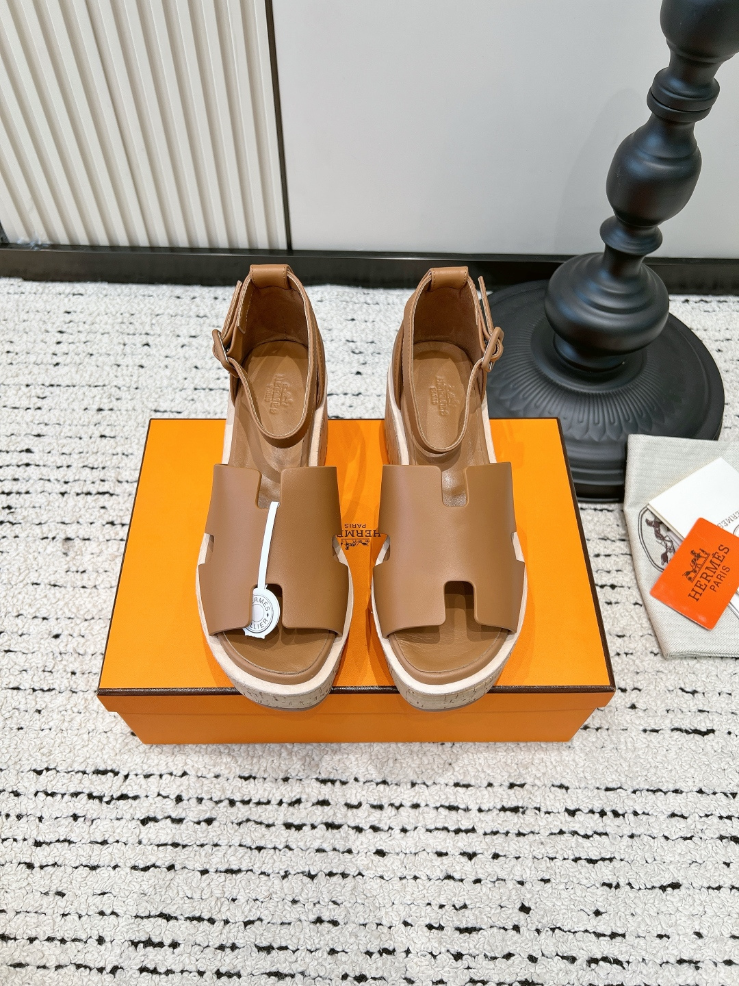 NO:820100,G639 Hermes women's same H-buckle wedge sandals, genuine leather cork thick-soled one-strap open-toe sandals, who knows!  This pair of Hermès H-buckle wedge sandals directly brings out the summer atmosphere!  The clean milky white genuine leather texture is super gentle, the iconic H-buckle design is low-key and noble, and the cork thick sole has a heightening effect, which can quietly lengthen the leg line, and the upper foot will become a hot girl with long legs in seconds. The soft sole is very stable for walking, and there is no worry of grinding the feet. The one-line buckle design does not pick on the shape of the foot. It goes well with jeans, shorts or dresses. It is very suitable for beach vacations and daily wear on the street. It is a perfect all-match summer item!  ■Heel height 6.5cm ■size 35-39 (40 is custom-made, non-refundable and non-exchangeable), high heels and sandals, hermes, hermes, sandals, high heels, skirts, shorts, jeans19860909G639 Hermes 爱马仕同款H扣坡跟凉鞋女 真皮软木厚底一字带增高露趾凉鞋 谁懂啊！爱马仕这双H扣坡跟凉鞋直接把夏日氛围感拉满！ 干净的奶白色真皮质感超温柔,标志性的H扣设计低调又显贵,软木厚底自带增高效果,悄悄拉长腿部线条,上脚秒变长腿辣妹 软底走路巨稳,完全没有磨脚的烦恼,一字带搭扣设计不挑脚型,不管是配牛仔裤、短裤还是连衣裙都超搭,海边度假、日常出街穿都超合适,妥妥的夏日百搭神器！ ■跟高6.5cm ■size35-39（40定做不退不换）,高跟鞋凉鞋,hermes,hermes,sandals,high heels,skirts,shorts,jeans,Women's Shoes