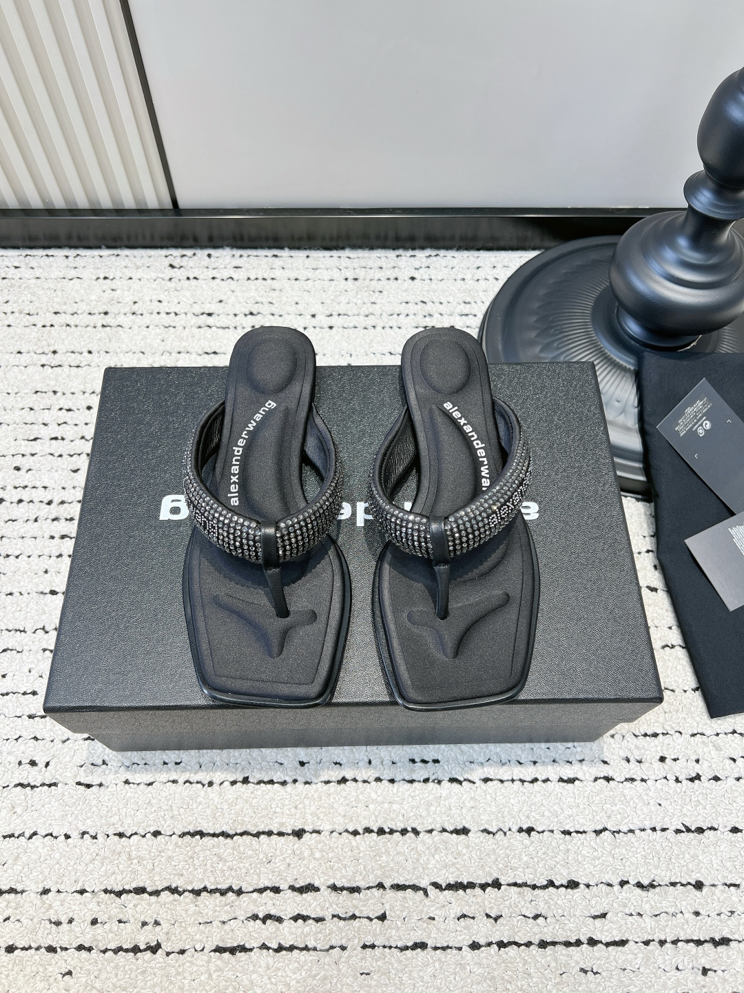 NO:820094,G172 Alexander Wang Alexander Wang rhinestone flip-flops, square toe, flat-soled flip-flops for women, versatile for summer wear, who knows!  These rhinestone slippers are welded directly to your feet!  Your Majesty, you know how to handle girls!  This pair of flip-flops full of diamonds really welds the 'cool and noble' to the feet. The square-toe design has a dull sense of luxury, and the foot straps are full of blingbling rhinestones, which are so flashy in the sun!  When you walk on the street, you turn heads immediately!  The soft footbed means you can wear it all day long without wearing your feet. The black + silver color scheme is cool and sassy, ​​and it goes well with jeans or skirts. It has to be the all-match shoe in summer!  ■Silk upper fabric ■Genuine leather outsole ■size35-39 (40 custom-made, non-refundable), split-toe shoes, alexander wang, slippers, skirts, jeans, real silk, Leather soles19860909G172 Alexander Wang亚历山大王水钻人字拖 方头平底夹脚凉拖女夏季外穿百搭 谁懂啊！这双水钻拖鞋直接焊在脚上了！ 大王你是懂拿捏女生的！ 这双满钻人字拖真的把「清冷贵气」焊死在脚上了 方头设计自带钝感高级感,夹脚带全是blingbling的水钻, 阳光下闪到犯规！走在街上回头率直接拉满！ 软乎乎的鞋床,穿一天都不磨脚, 黑+银的配色又酷又飒,配牛仔裤、小裙子都绝了, 夏天的百搭神鞋非它莫属！ ■鞋面真丝面料 ■大底真皮大底 ■size35-39（40定做不退换）,分趾鞋,alexander wang,slippers,skirts,jeans,real silk,Leather soles,Women's Shoes